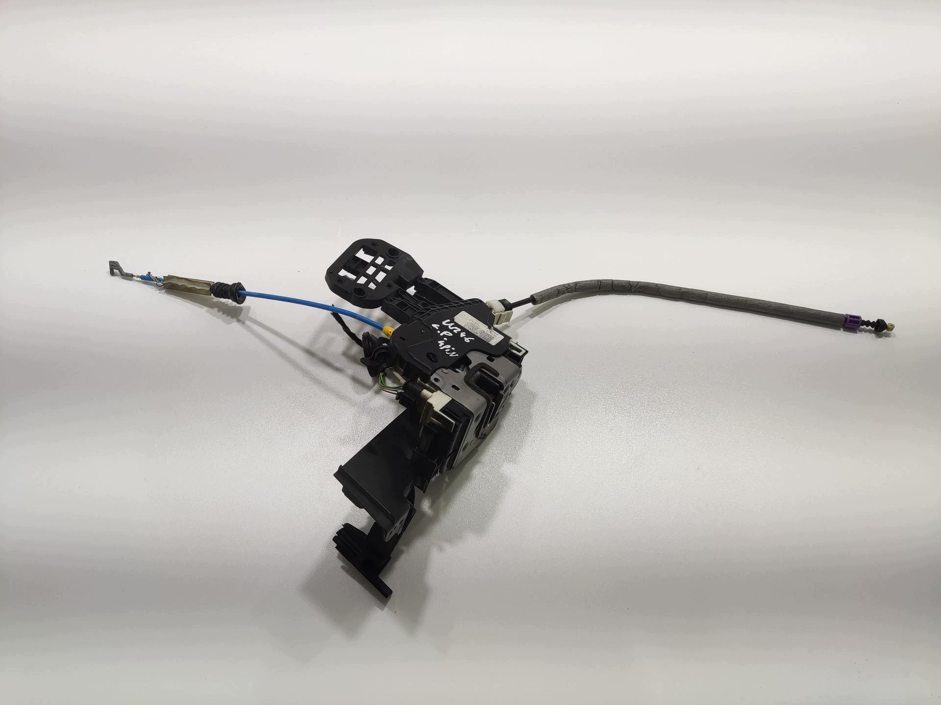 lock door left front 4 PIN MERCEDES B-KLASA W246 2011-2014 A1667200135