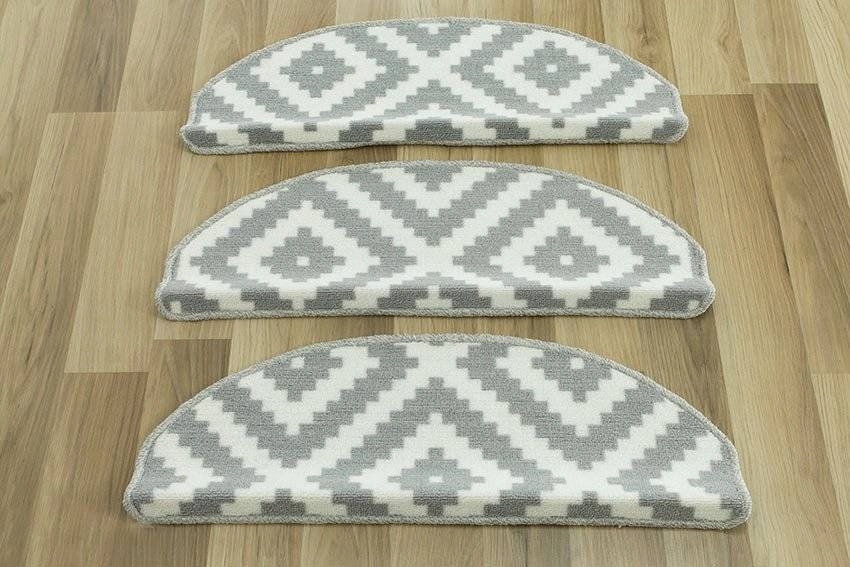 PODUMOWANE SZARE NAKŁADKI DYWANIKI NA SCHODY DREWNIANE ROMBY 67x24+3cm Grubość 4 mm