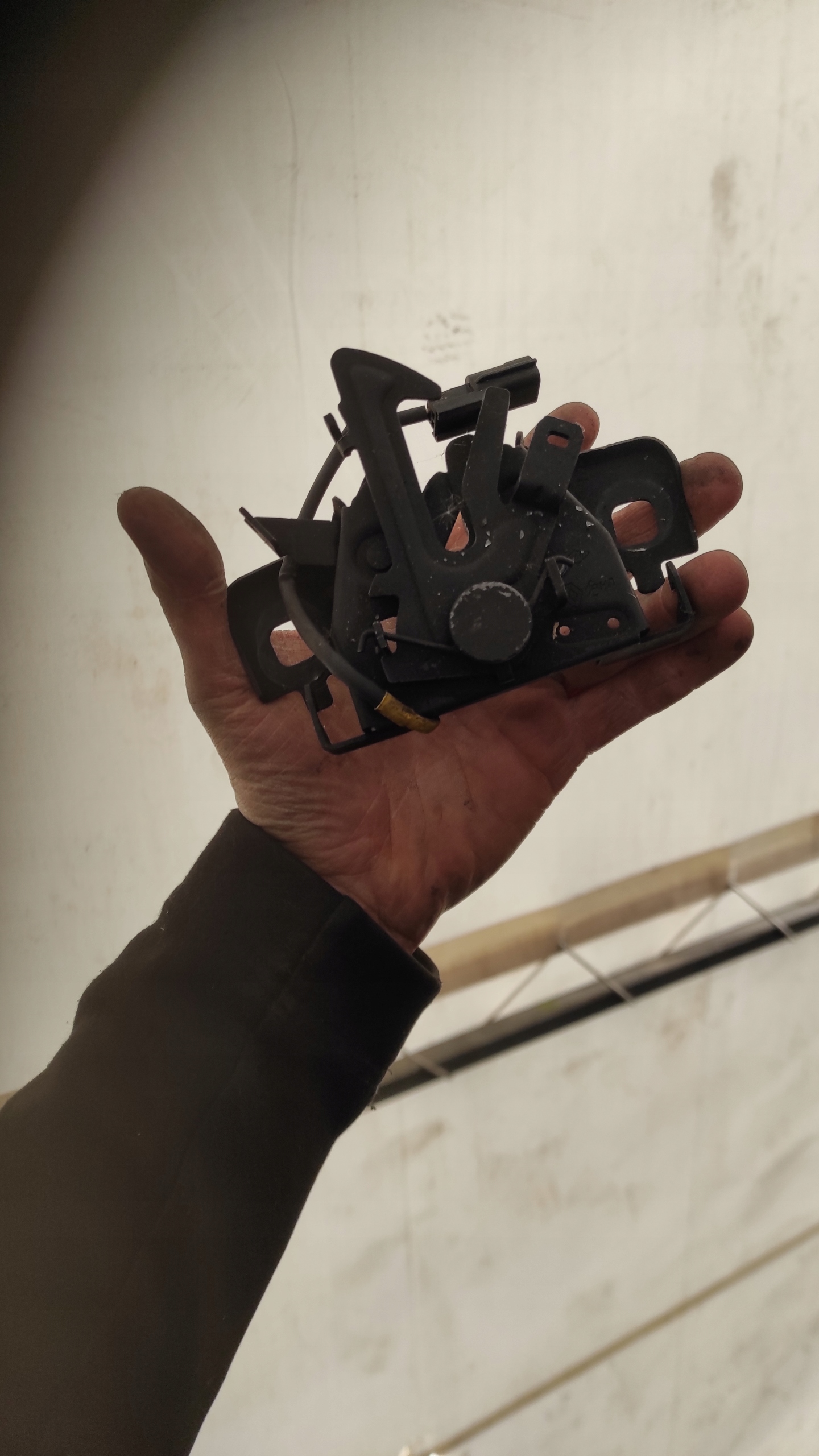 RENAULT CLIO IV замок капота 656011705R OE