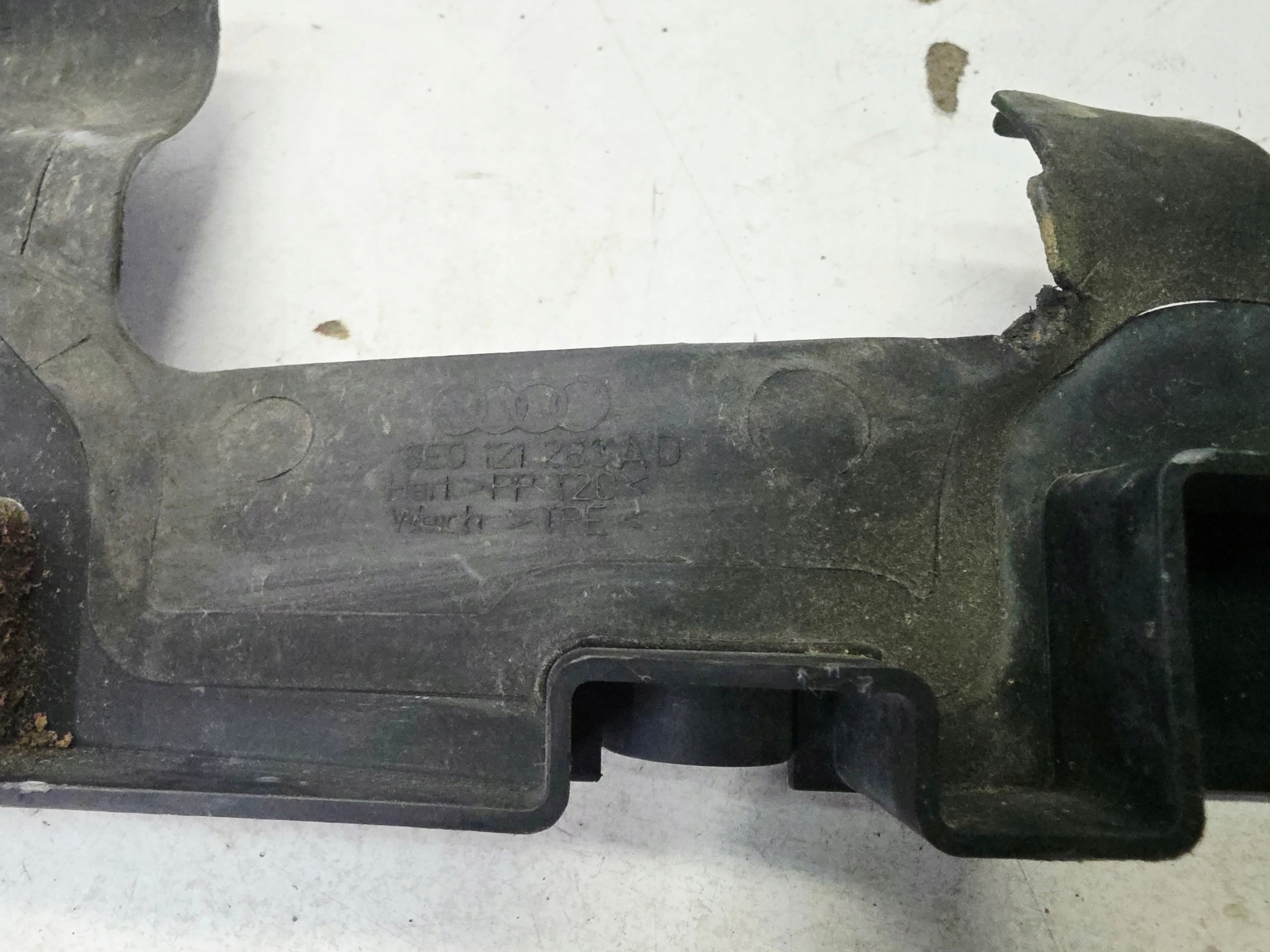 luftansaugkanal links AUDI A4 B7 8E0121283AD