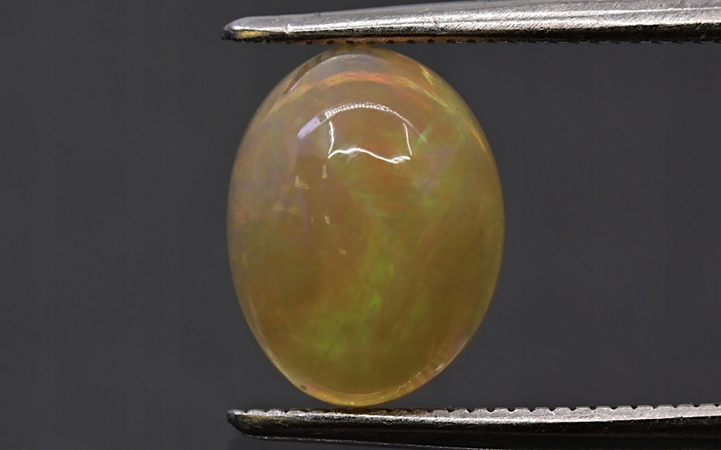 Opál z Etiopie kabošon ovál 9x7 mm