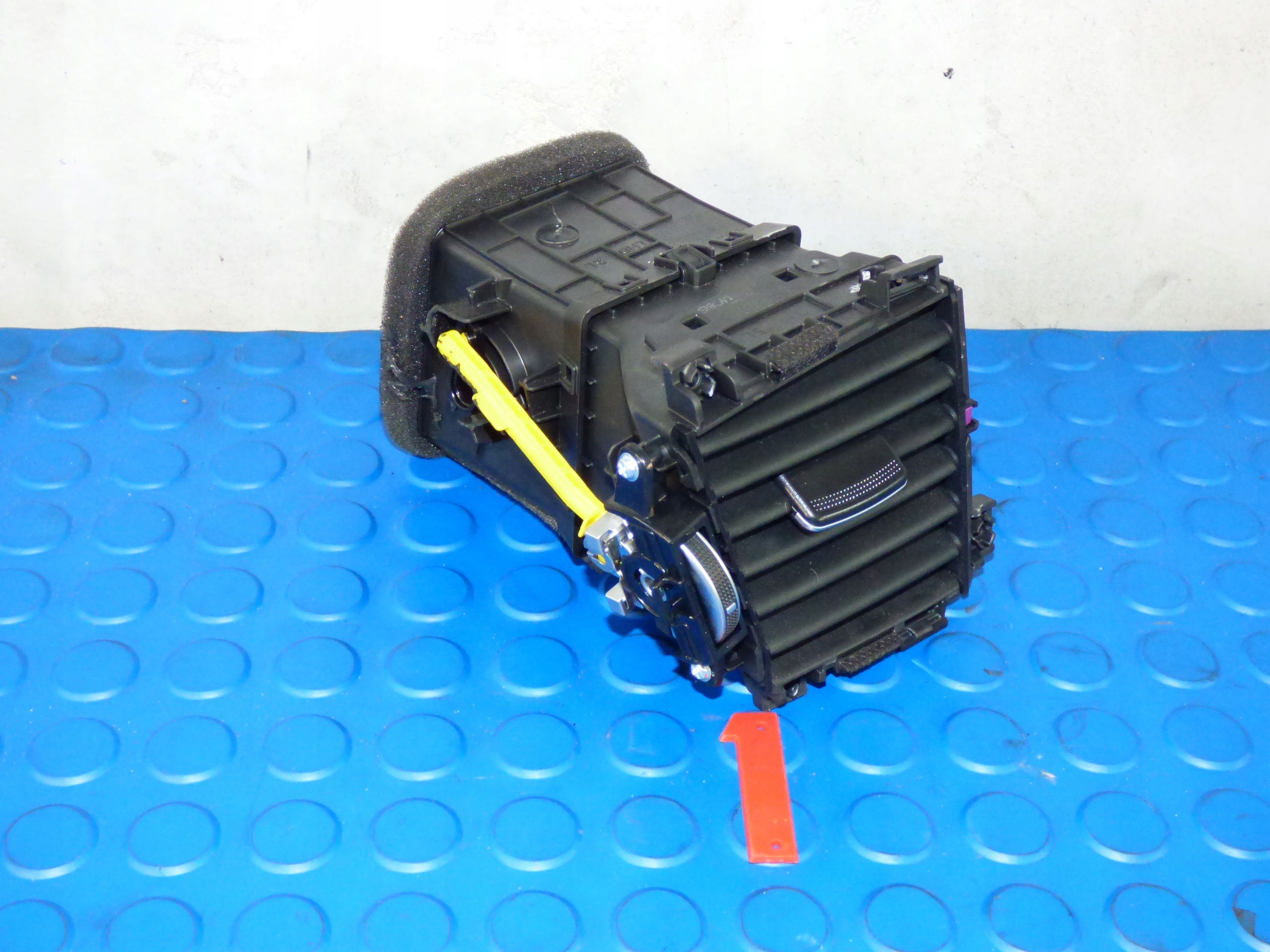 grid air conditioning devices left right the centre KIA CEED III