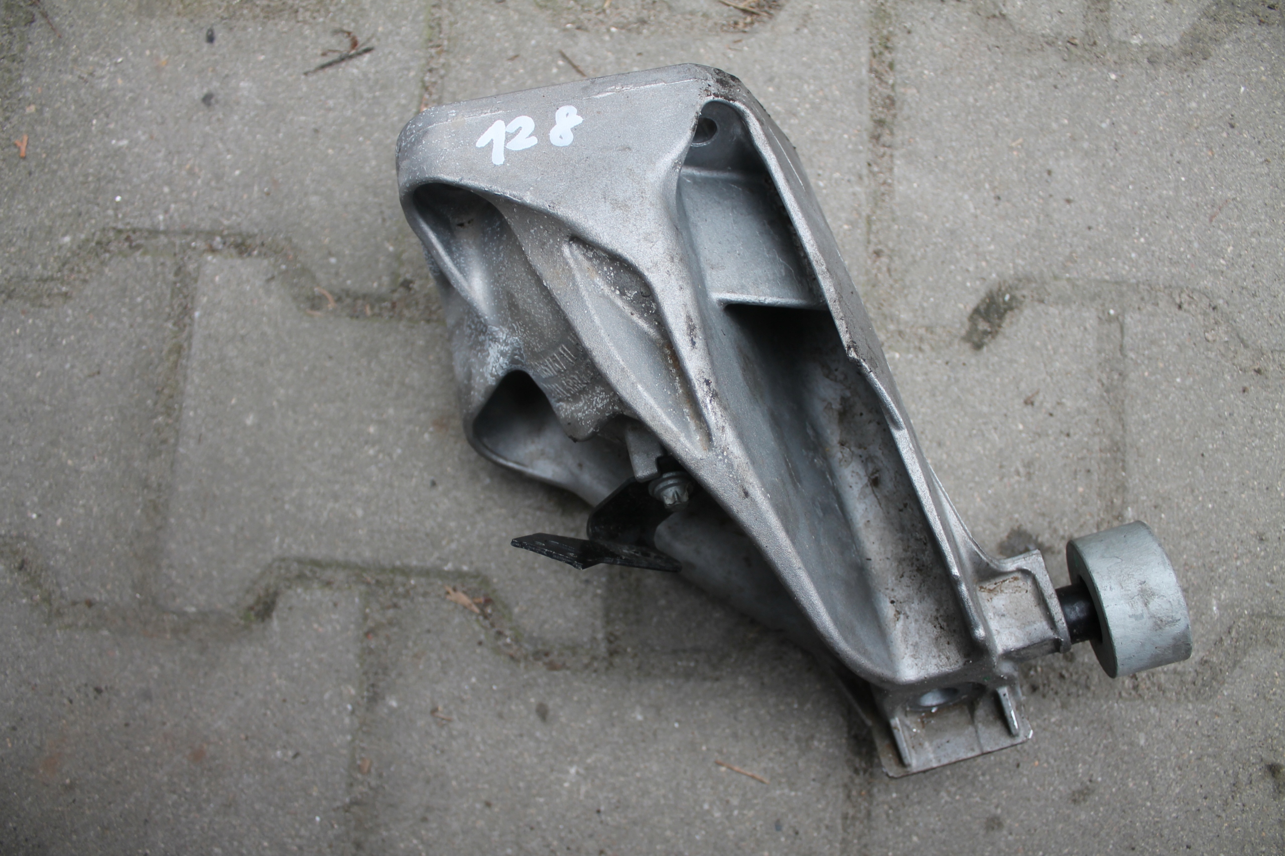 128. holder engine mount BMW 22116884475