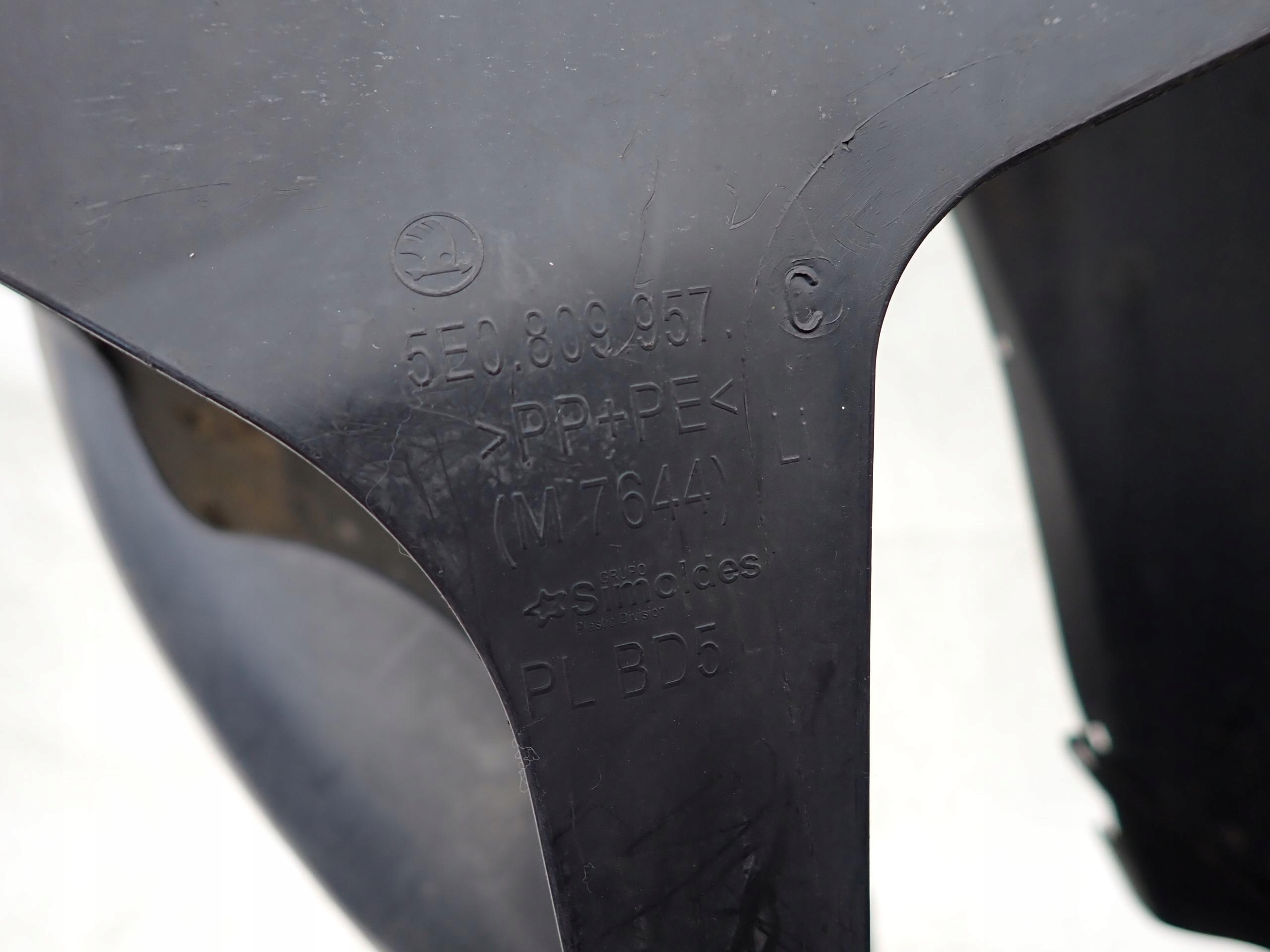 SKODA OCTAVIA III 3 12- mudguard left front