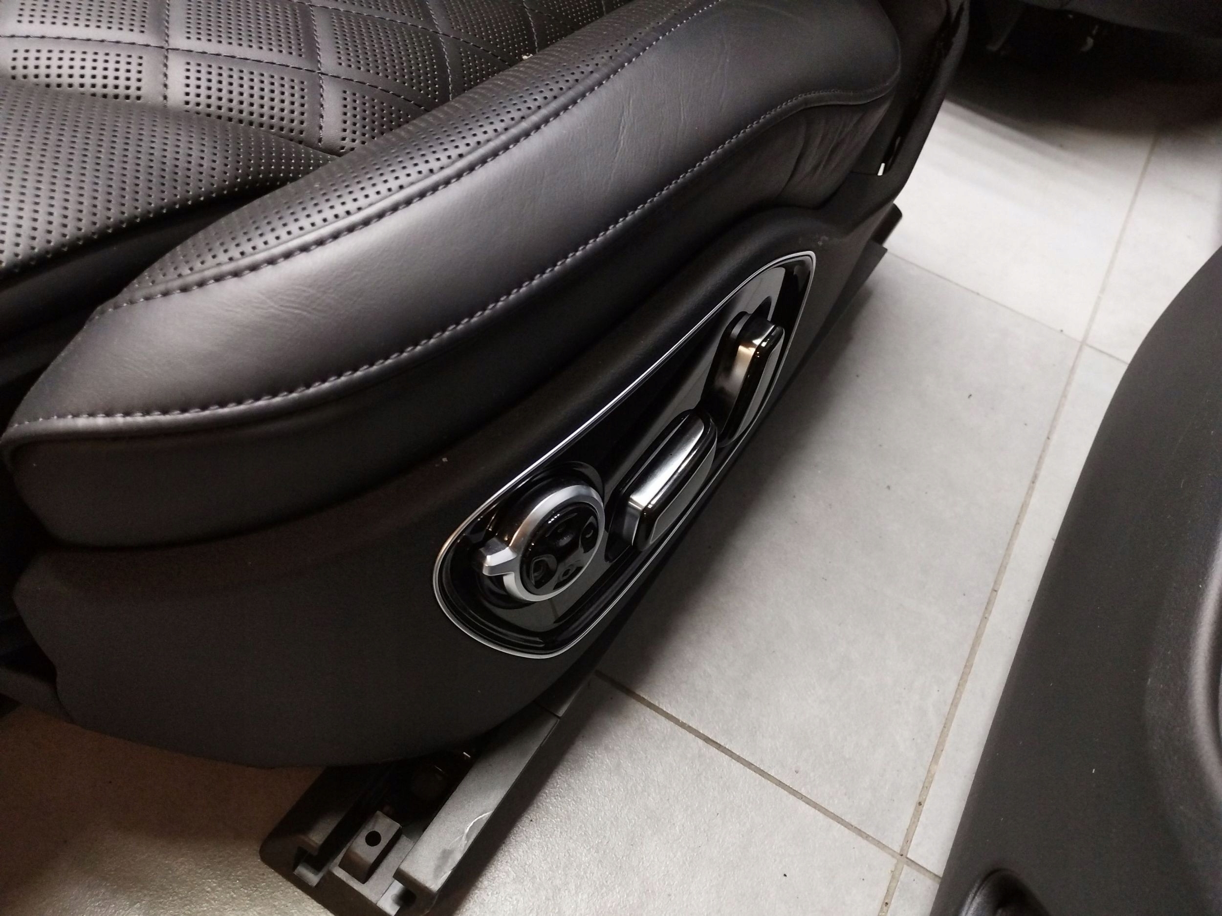 Audi A8 D4 4H seats side leather WENTYLOWANE heated