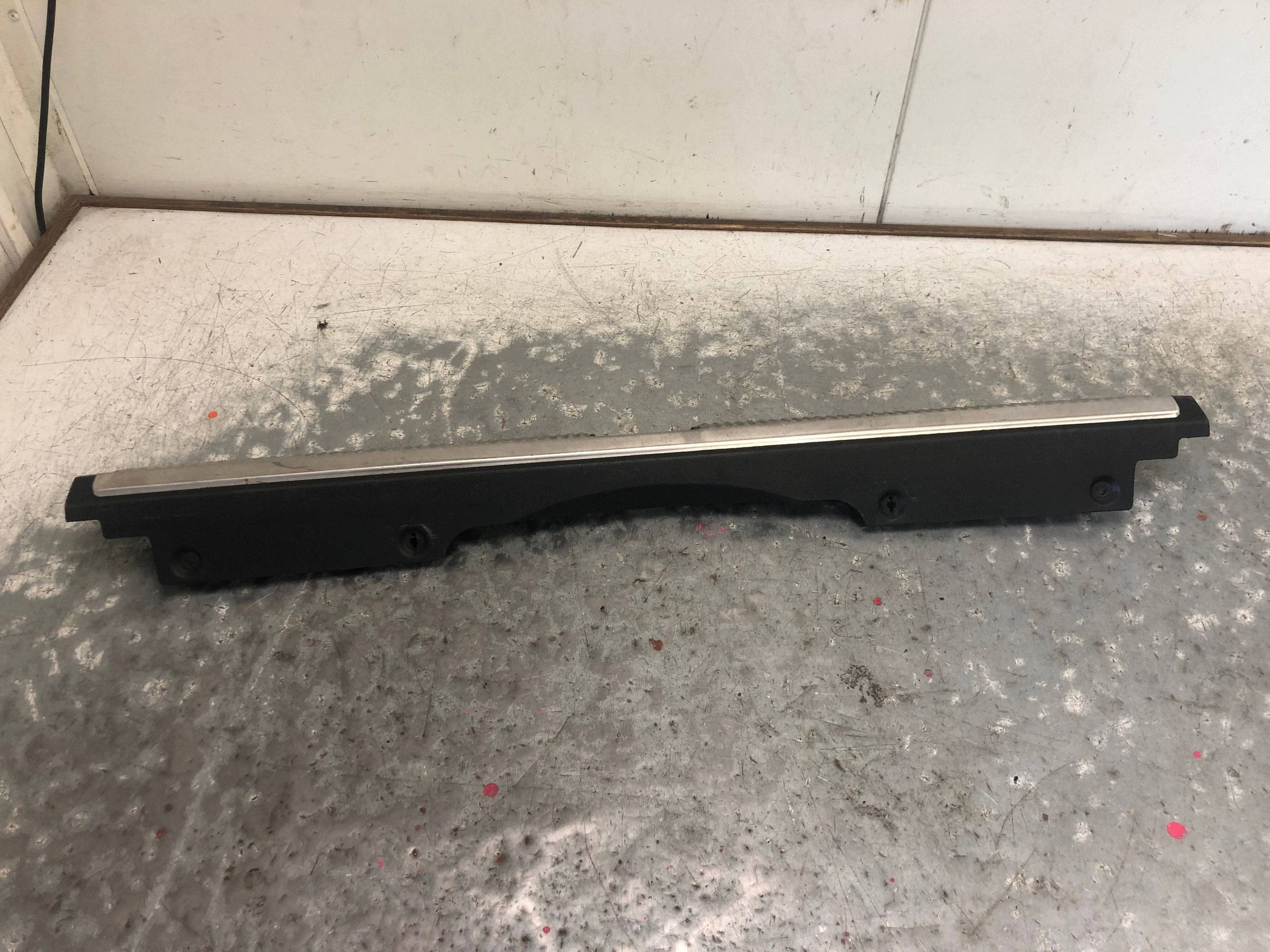 cover of the threshold boot AUDI A4 B7 KOMBI 8E9864483C