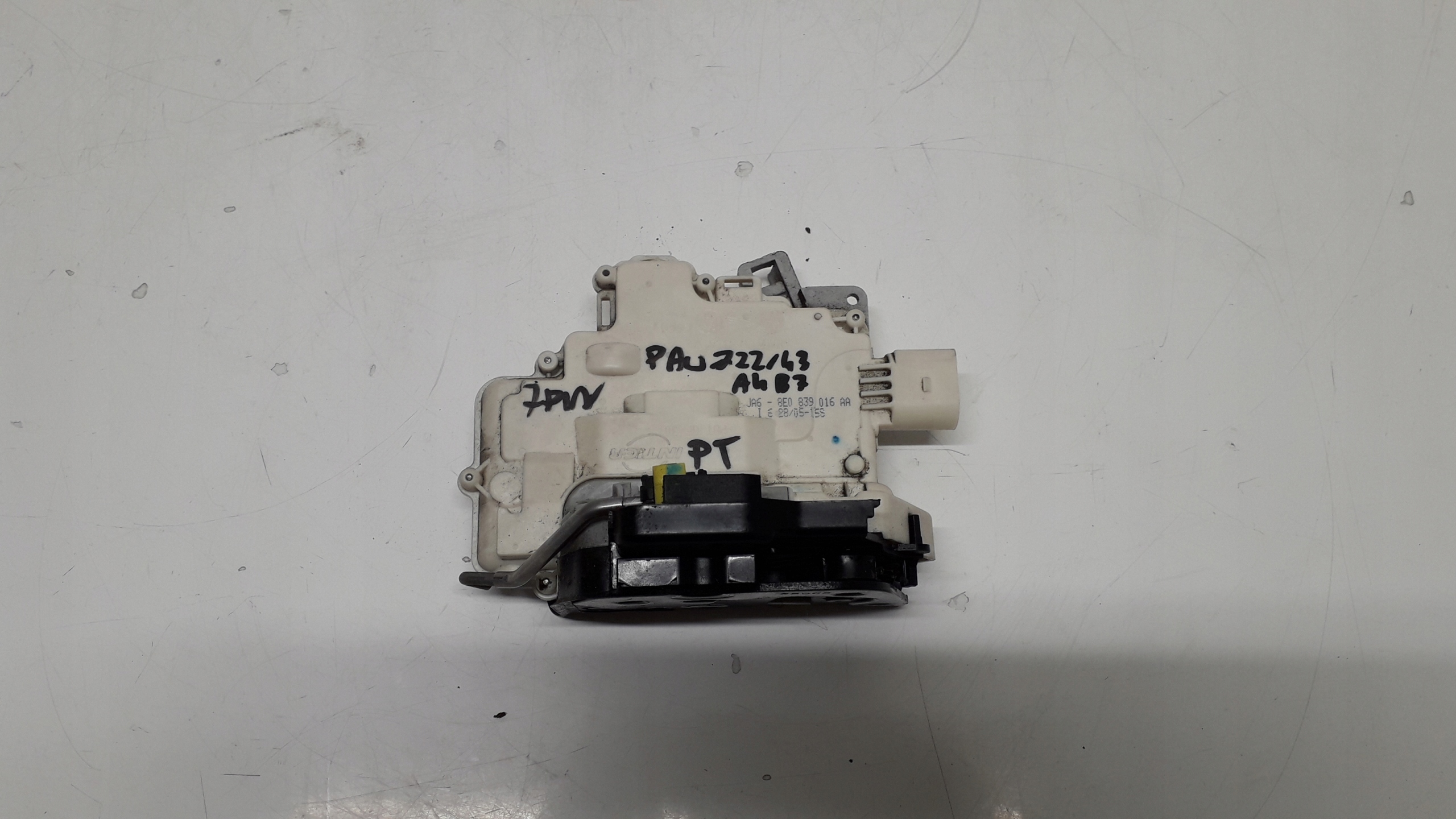 AUDI A4 B7 ZAMEK DRZWI PRAWY TYŁ 8E0839016AA