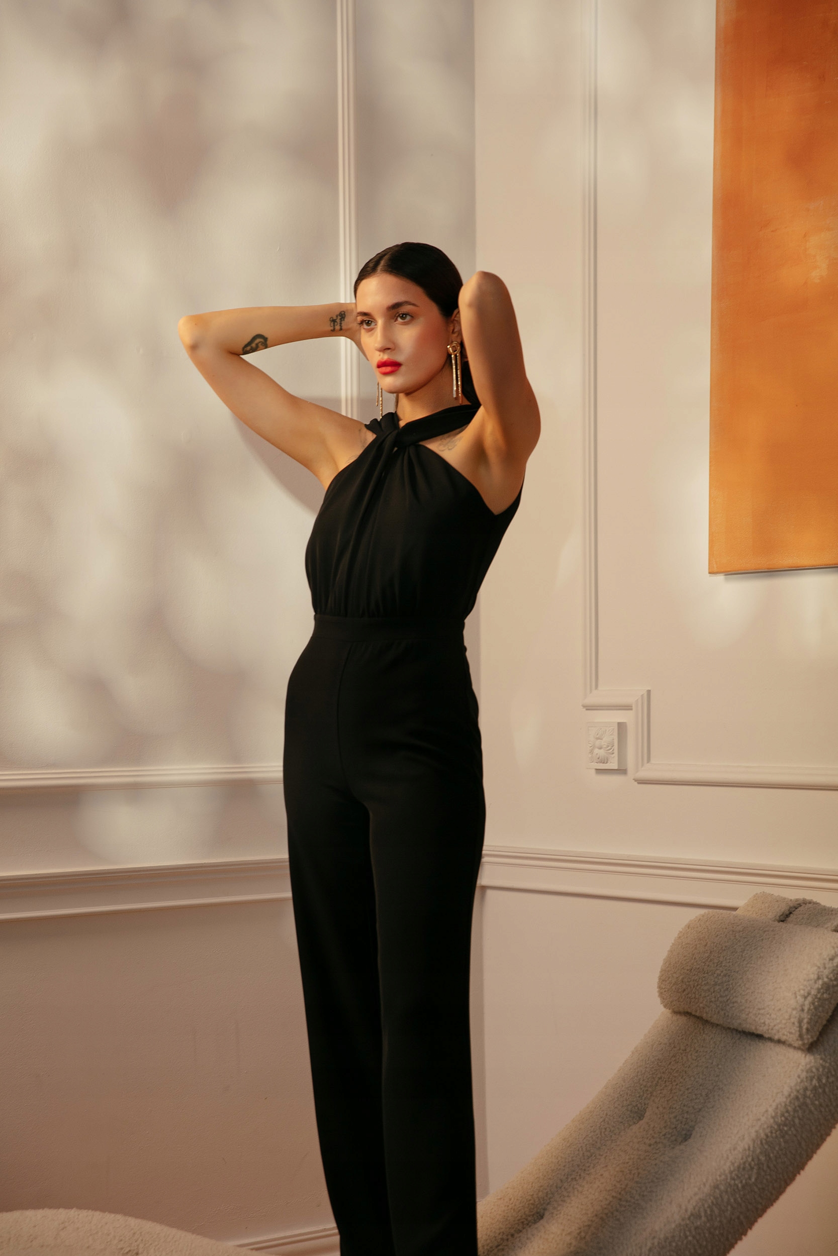 ELEGANCKI DAMSKI KOMBINEZON KOBIECY Z ODKRYTYMI RAMIONAMI CZARNY 38 M Kolor czarny