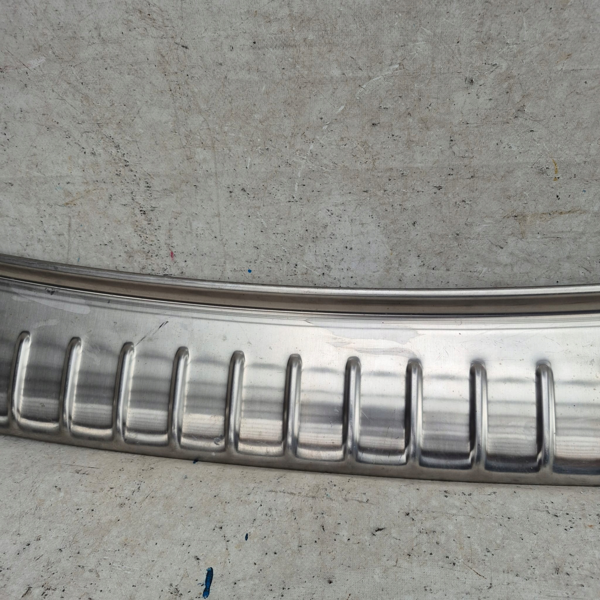 PORSCHE CAYENNE und 7L - CHROM der Stoßstange heck