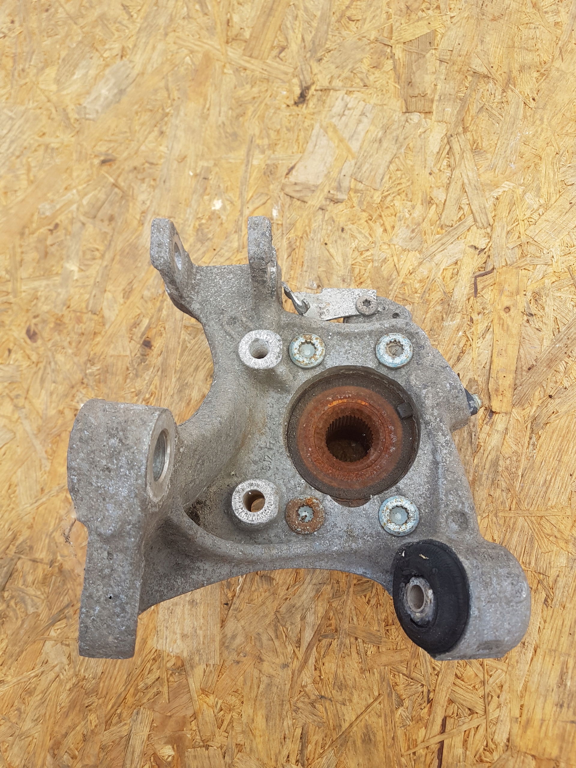 otoč čepu levý záď AUDI A6 C6 4F0505433F