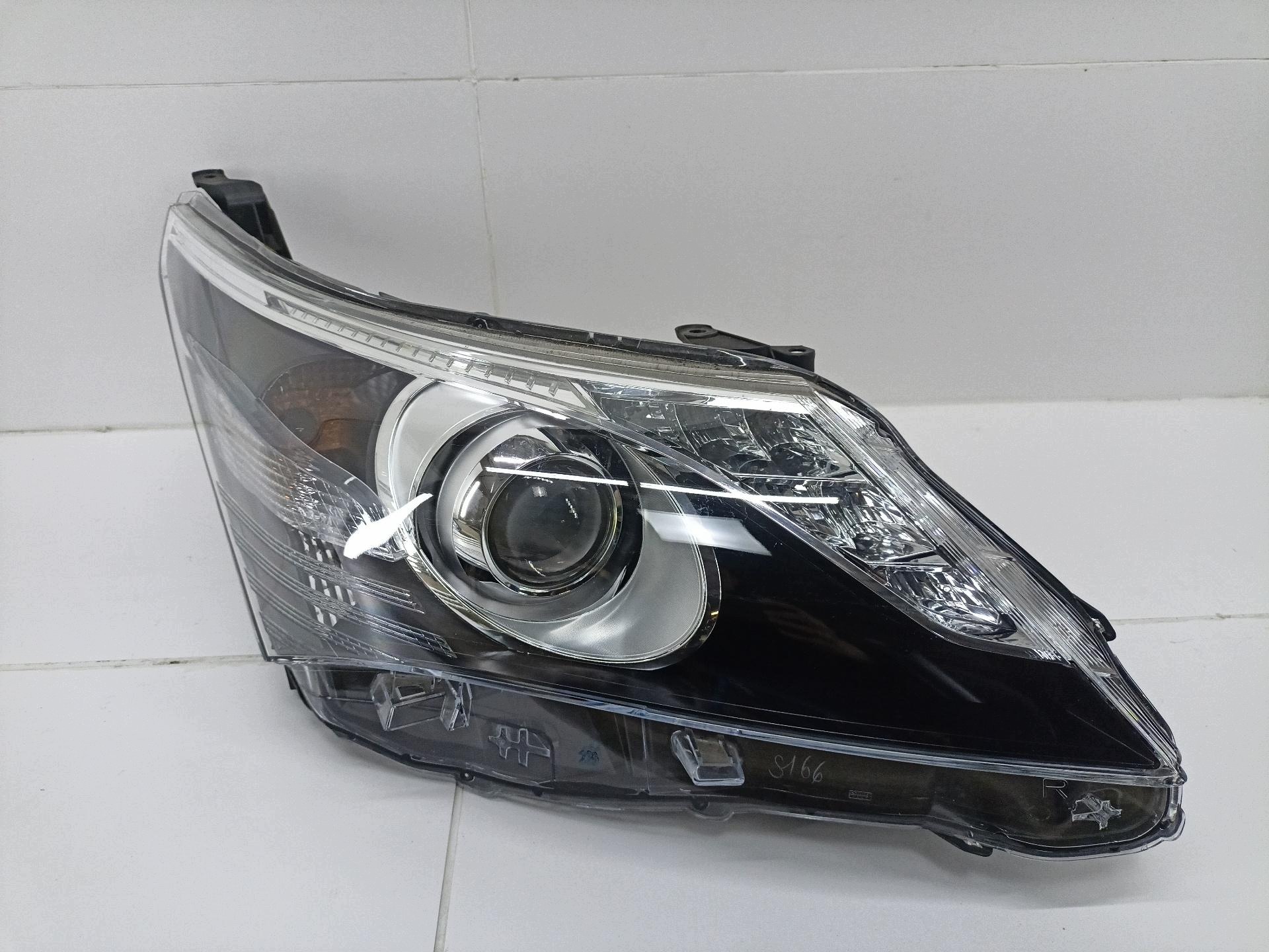 light front right side Toyota Avensis 3 T270 facelift ZRT272W 2014