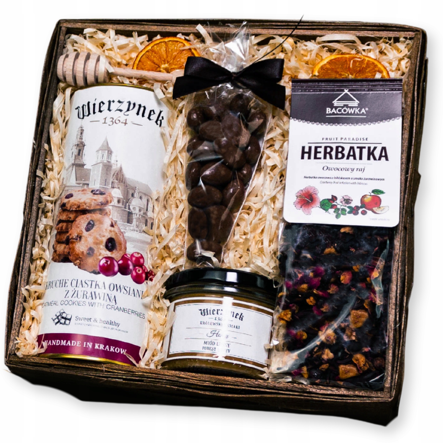 Kosz delikatesowy z ciastkami, herbatą, miodem i nerkowcami w miodzie