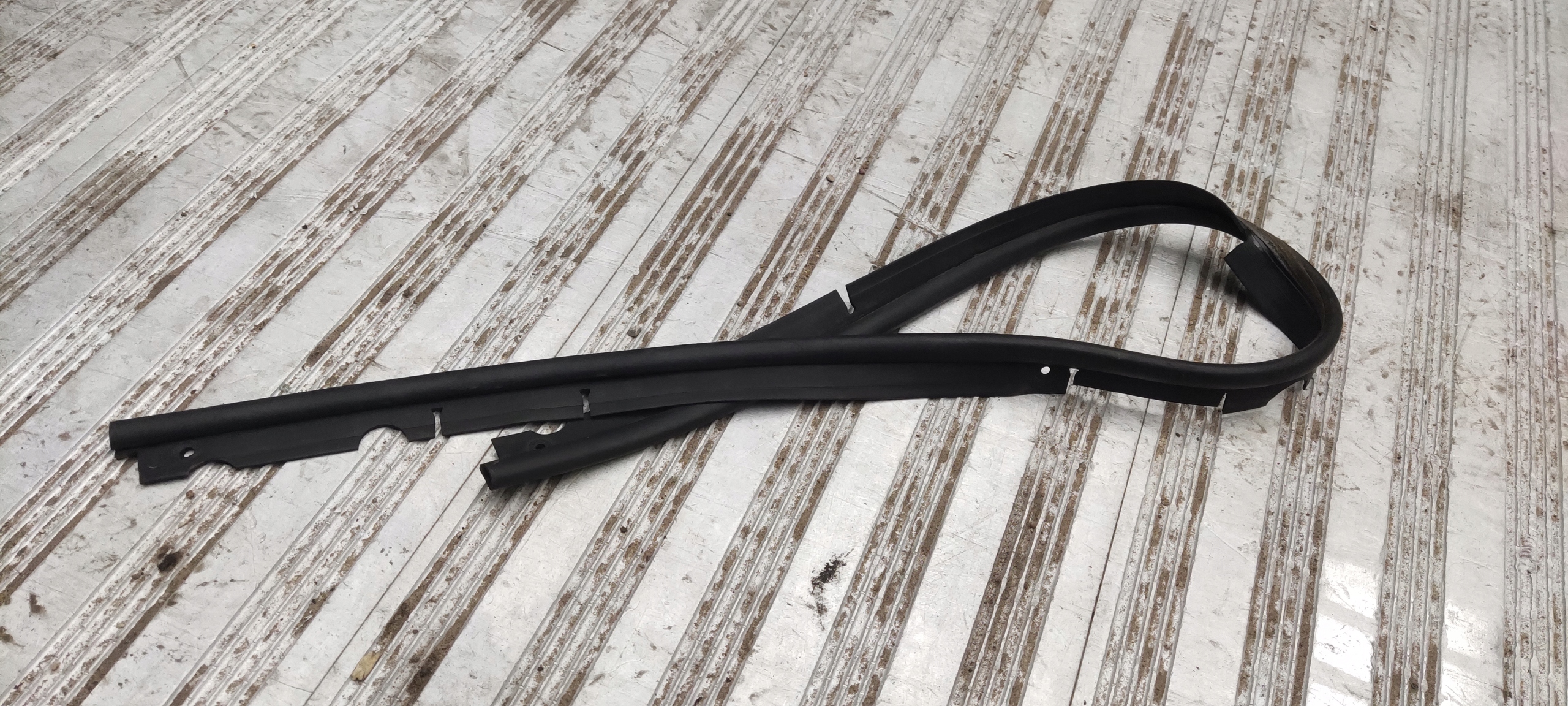 TOYOTA VERSO - uszczelka zderzaka przedniego górna Producent części Hyundai OE