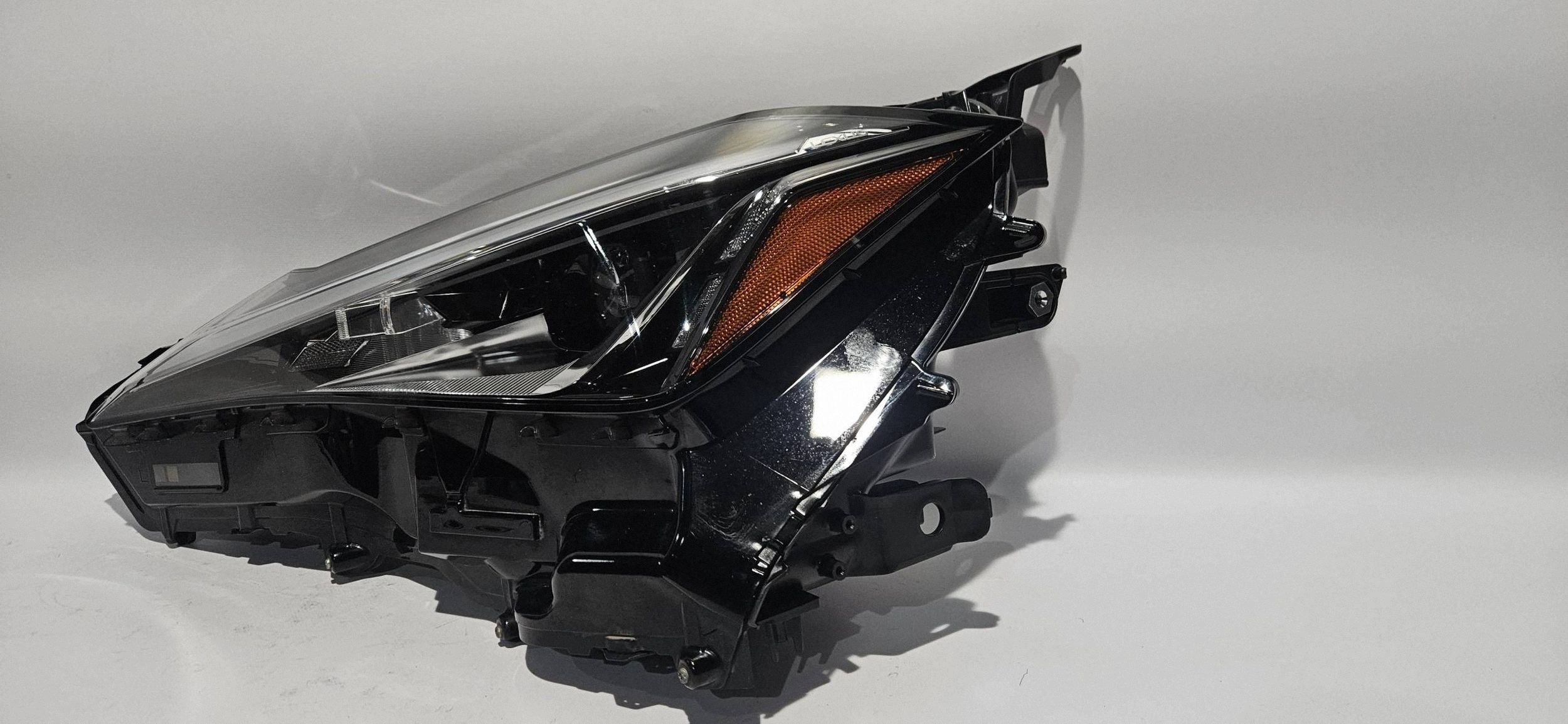 Reflektor ľavá strana Lexus UX