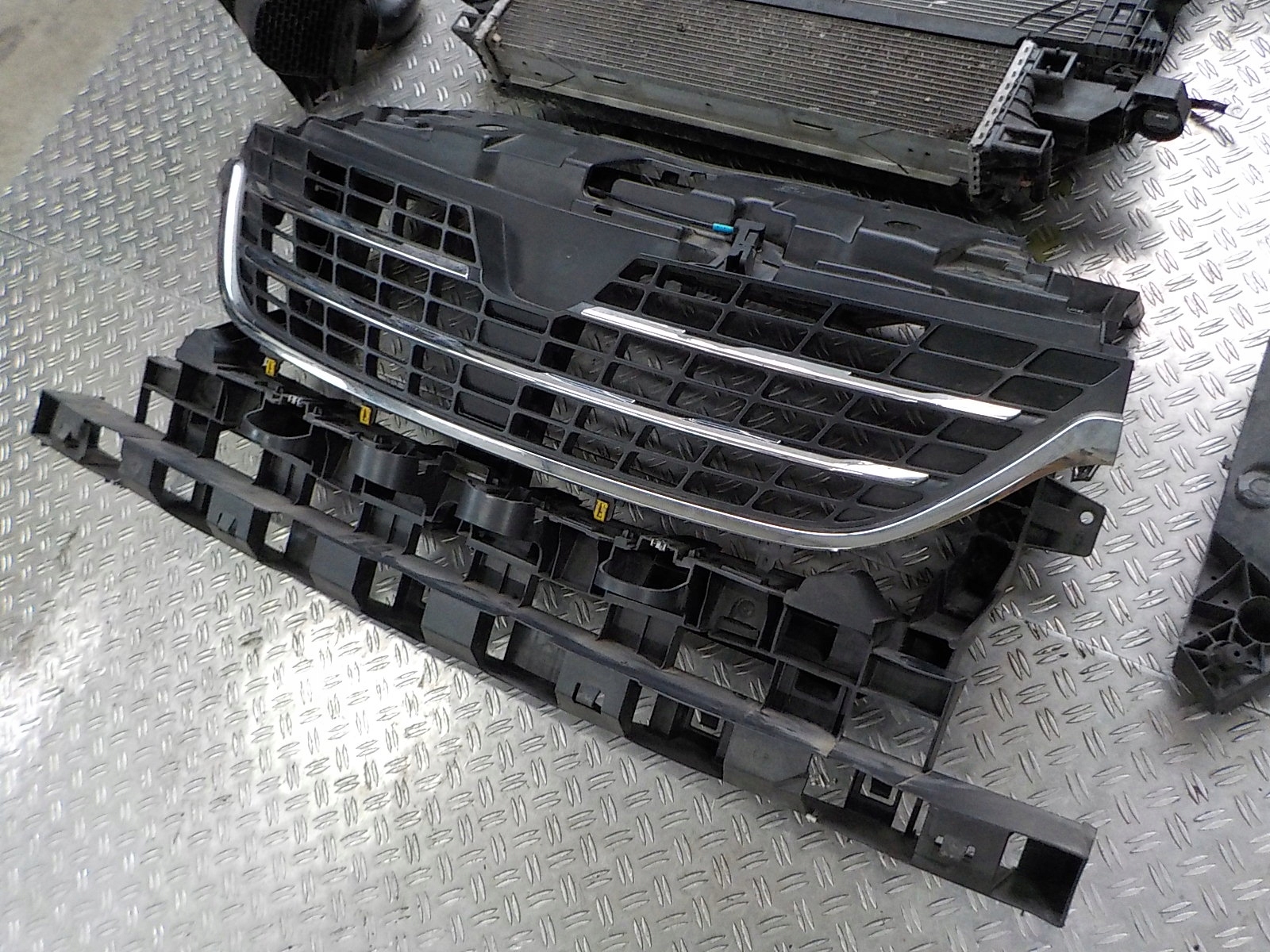 Renault Trafic III 2.0 19- PRZÓD KOMPLETNY Producent części Renault OE