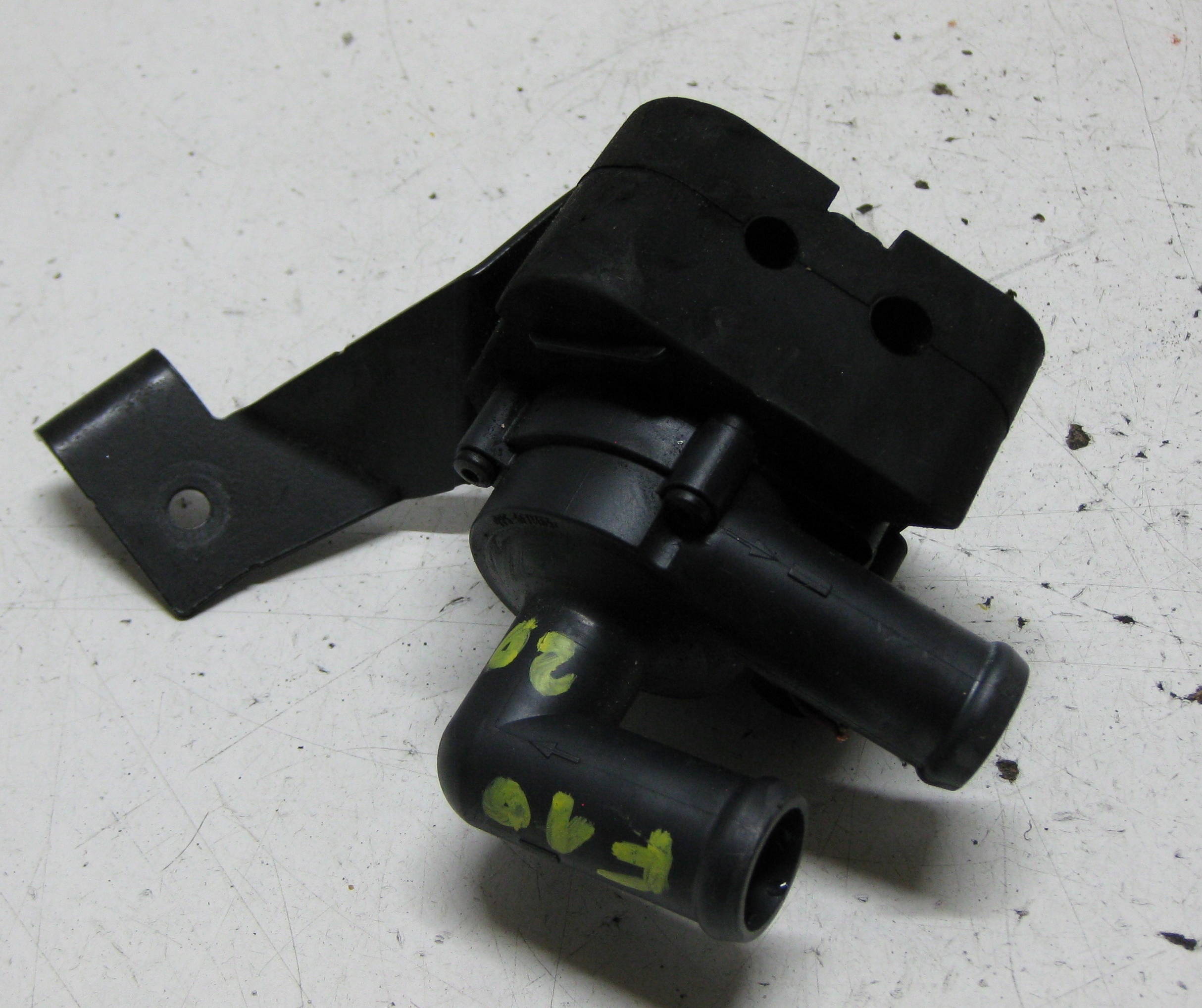 BMW F10 2.0 D 14R water pump 704077