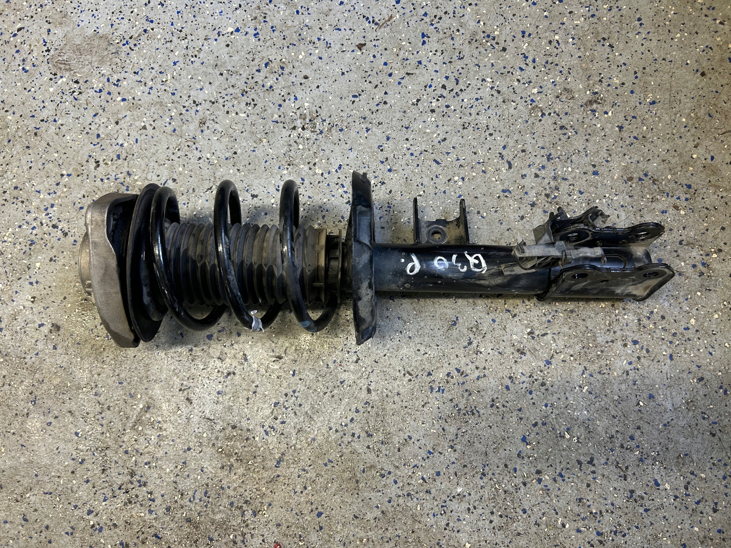 INFINITI Q30 1,5 D shock absorber right front A0913203013