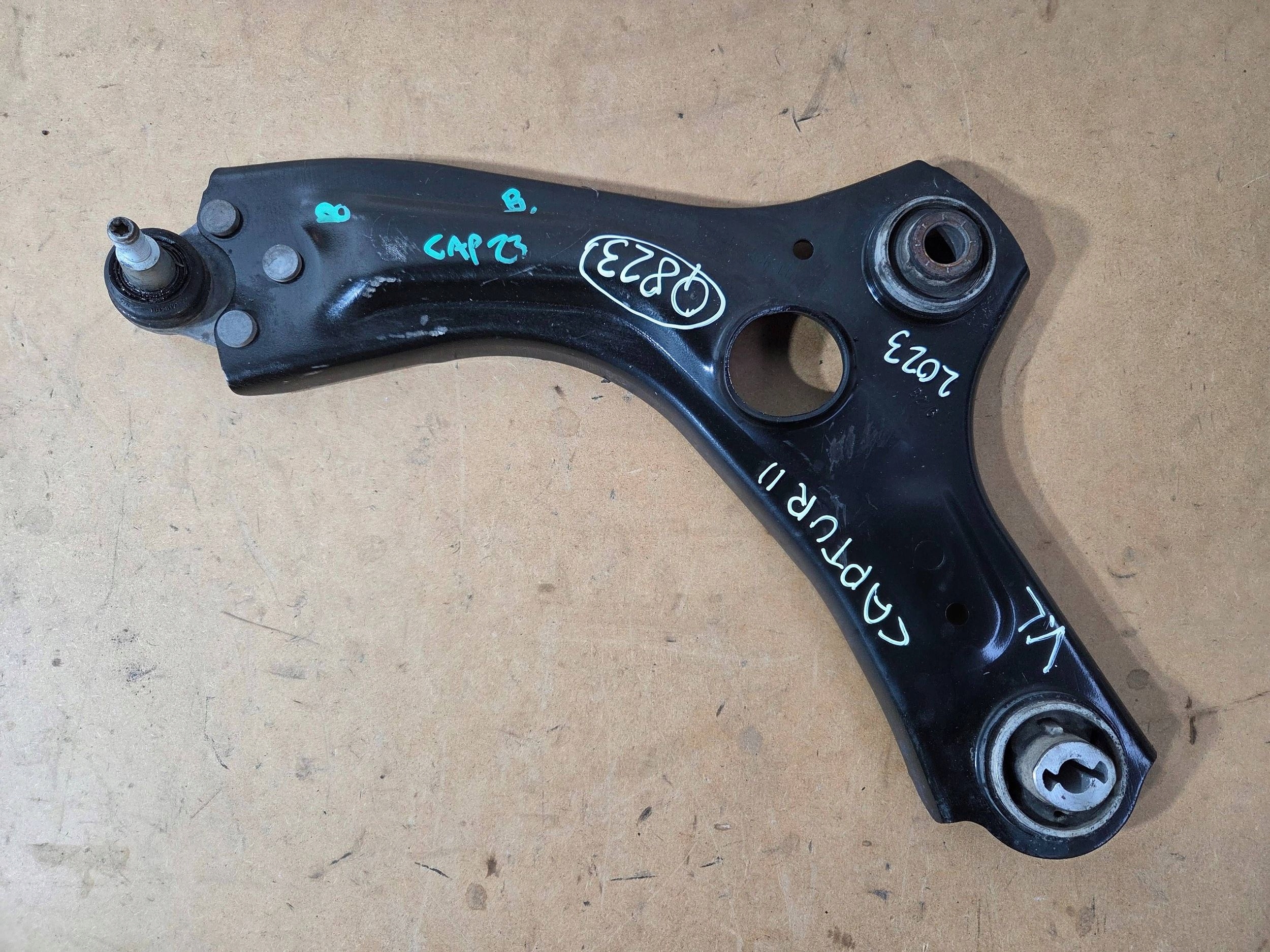Renault Captur II arm front left 057733R (Q823)