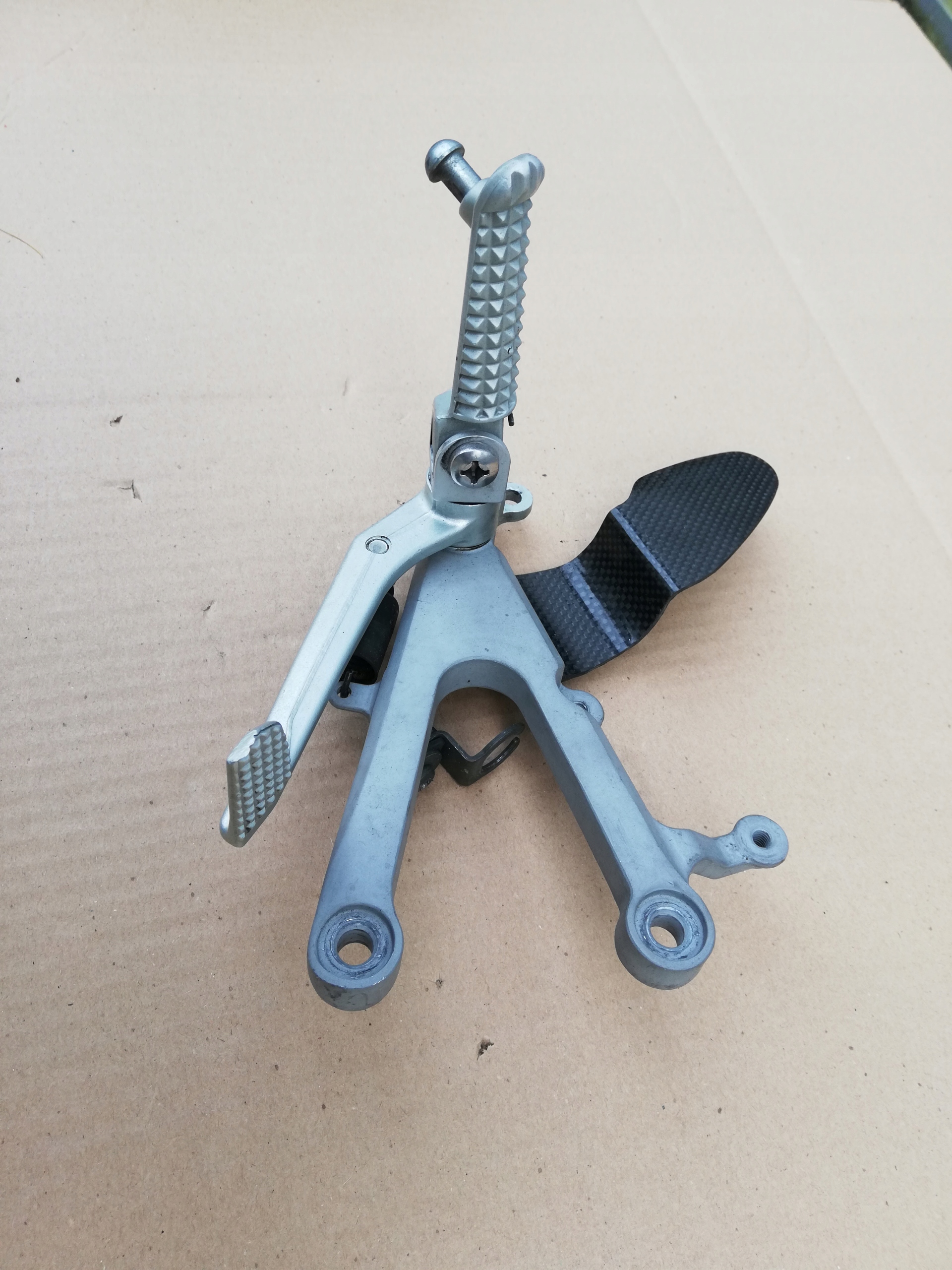 Підніжка водія права Yamaha R1 2009