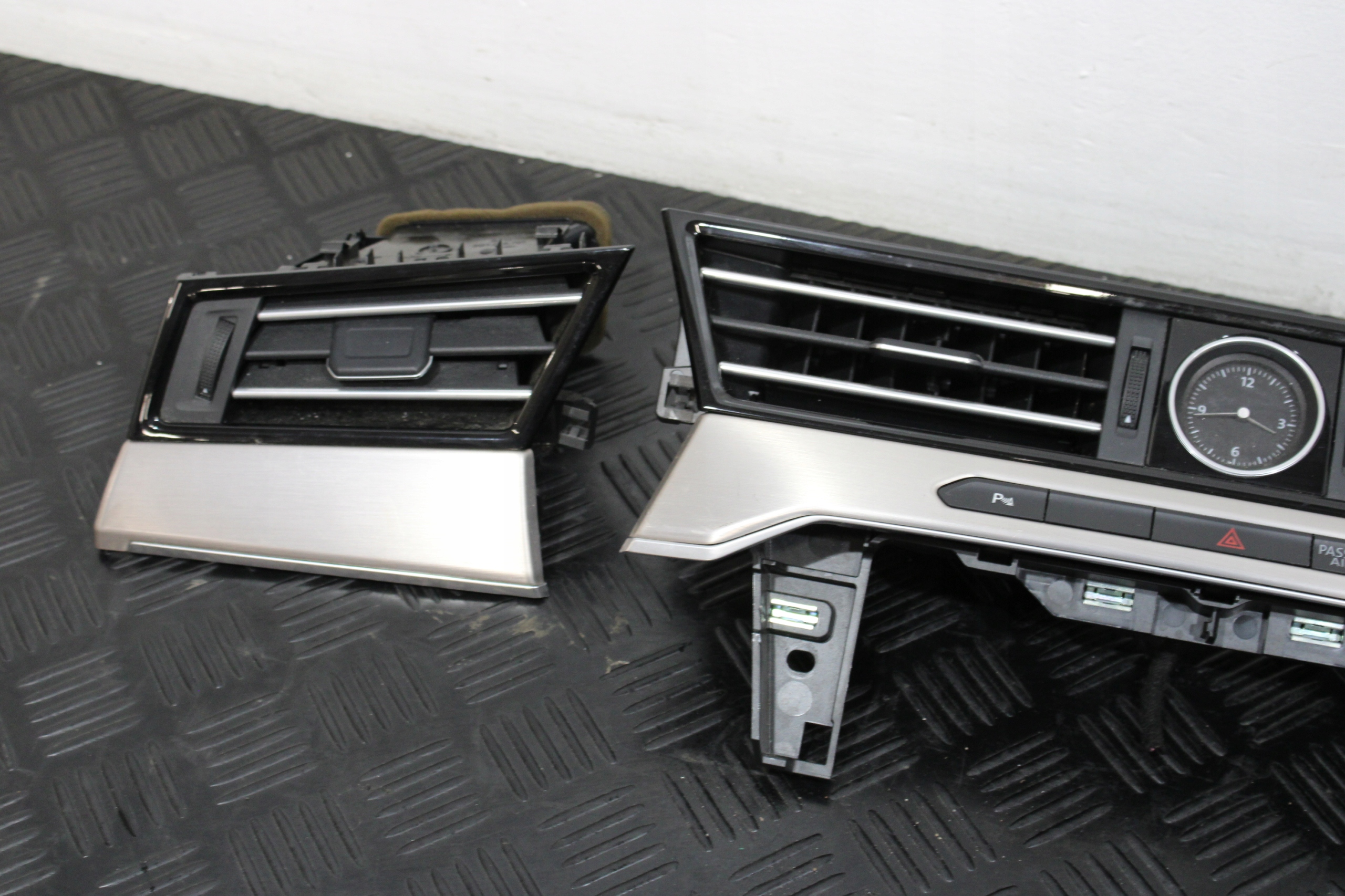 Moulage DEKORY NAWIEWY Console VW PASSAT B8 3G0 3G9