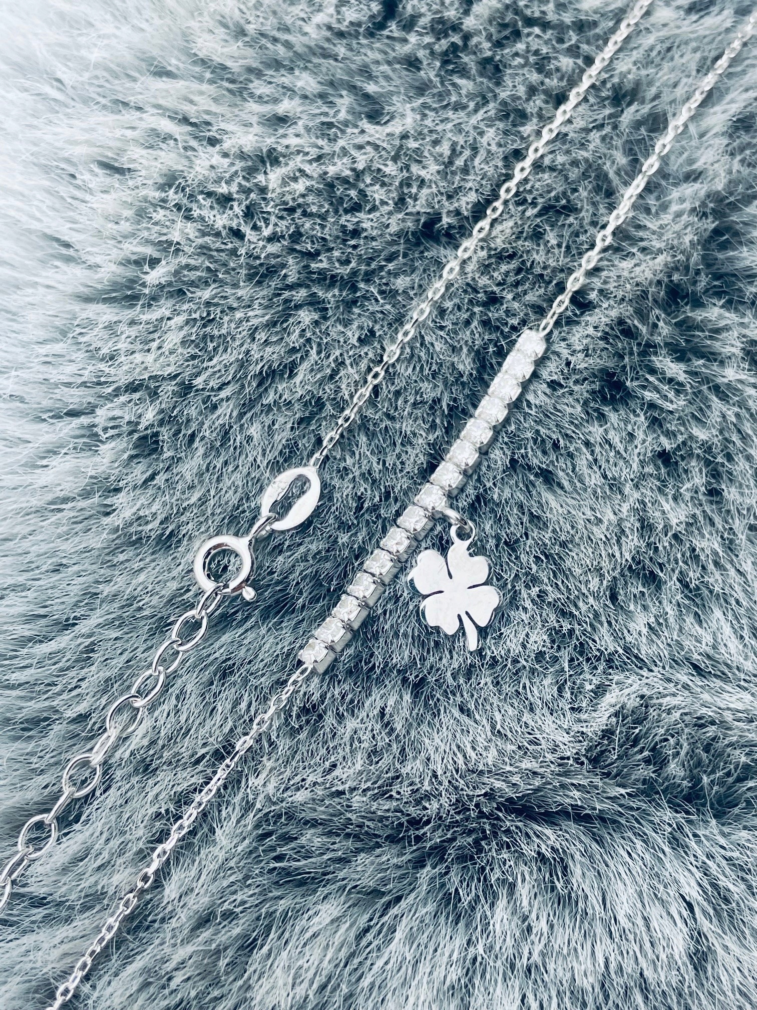 Stříbrný náhrdelník se zirkony a čtyřlístkem čtyřlístek