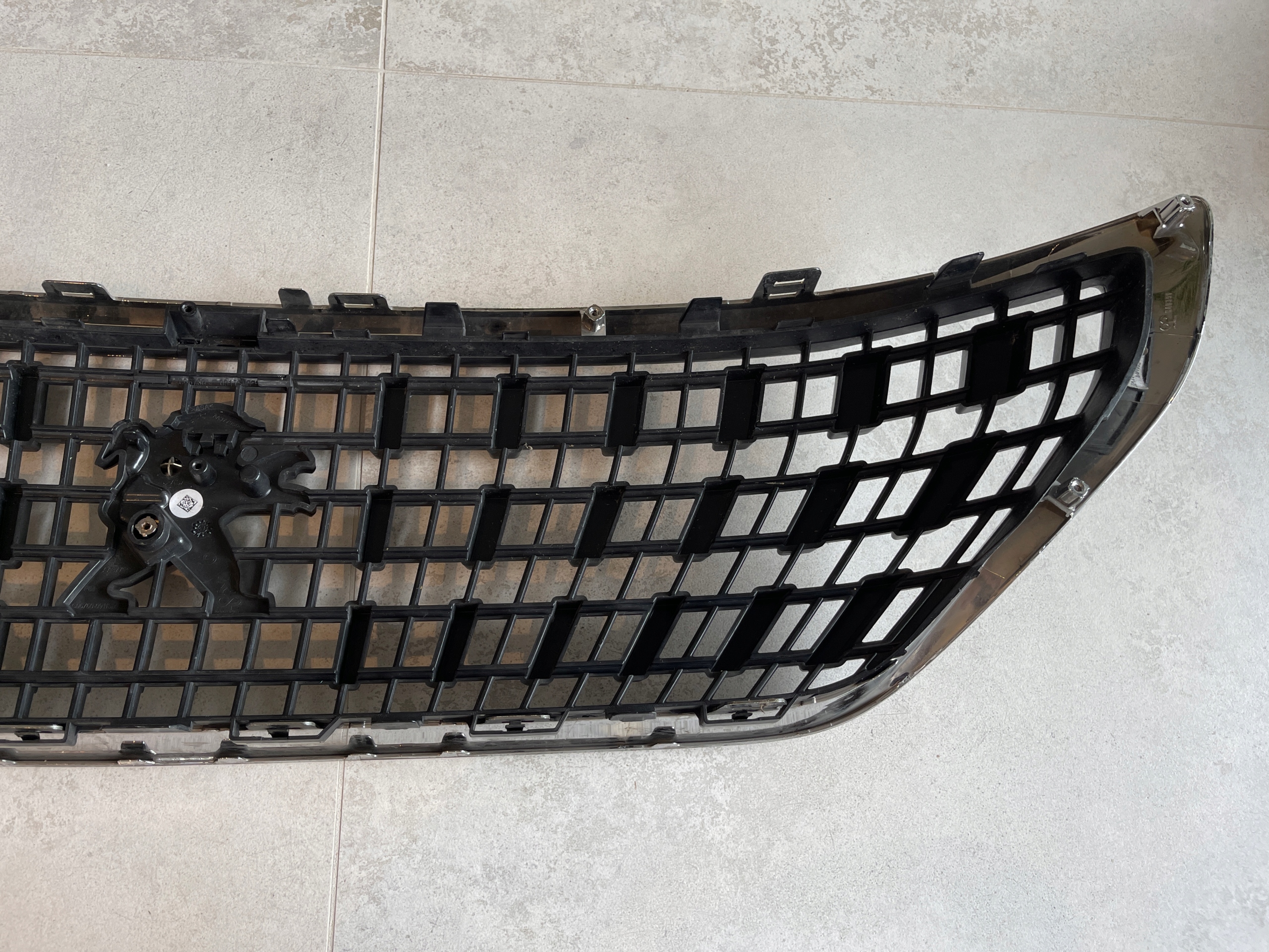 PEUGEOT 3008 II 2 KARTKA GRILL ATRAPA CHŁODNICY CHROM AA37794254 Strona zabudowy przód