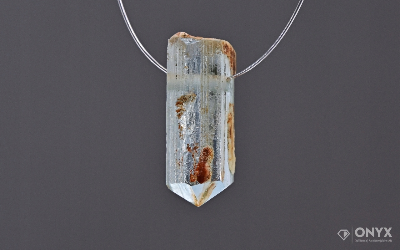 Akvamarín provrtaný přírodní křišťál 13x5,5 m