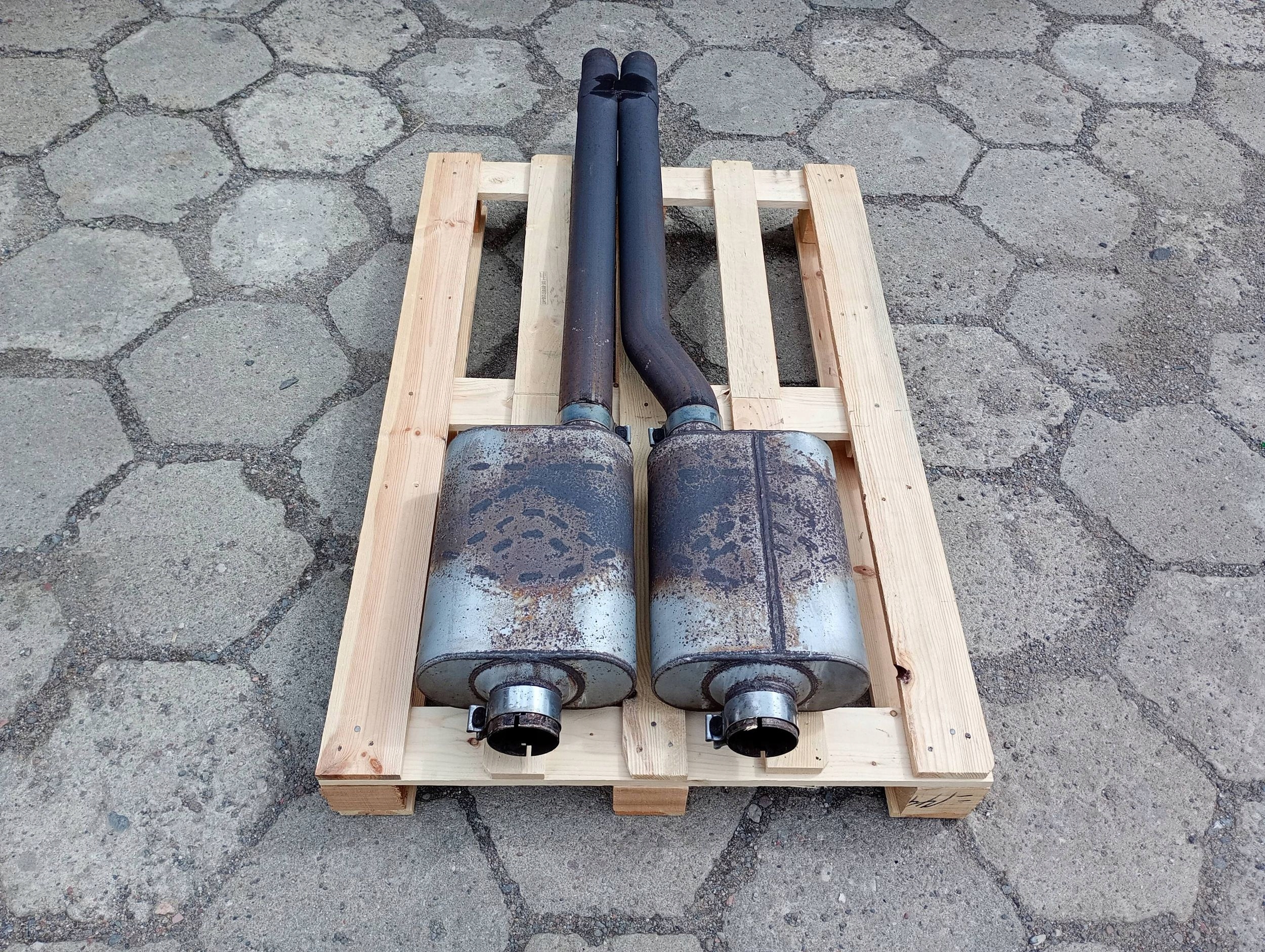Tlumik central pipe muffler, exhaust Dodge Charger 6.4 SRT 2011