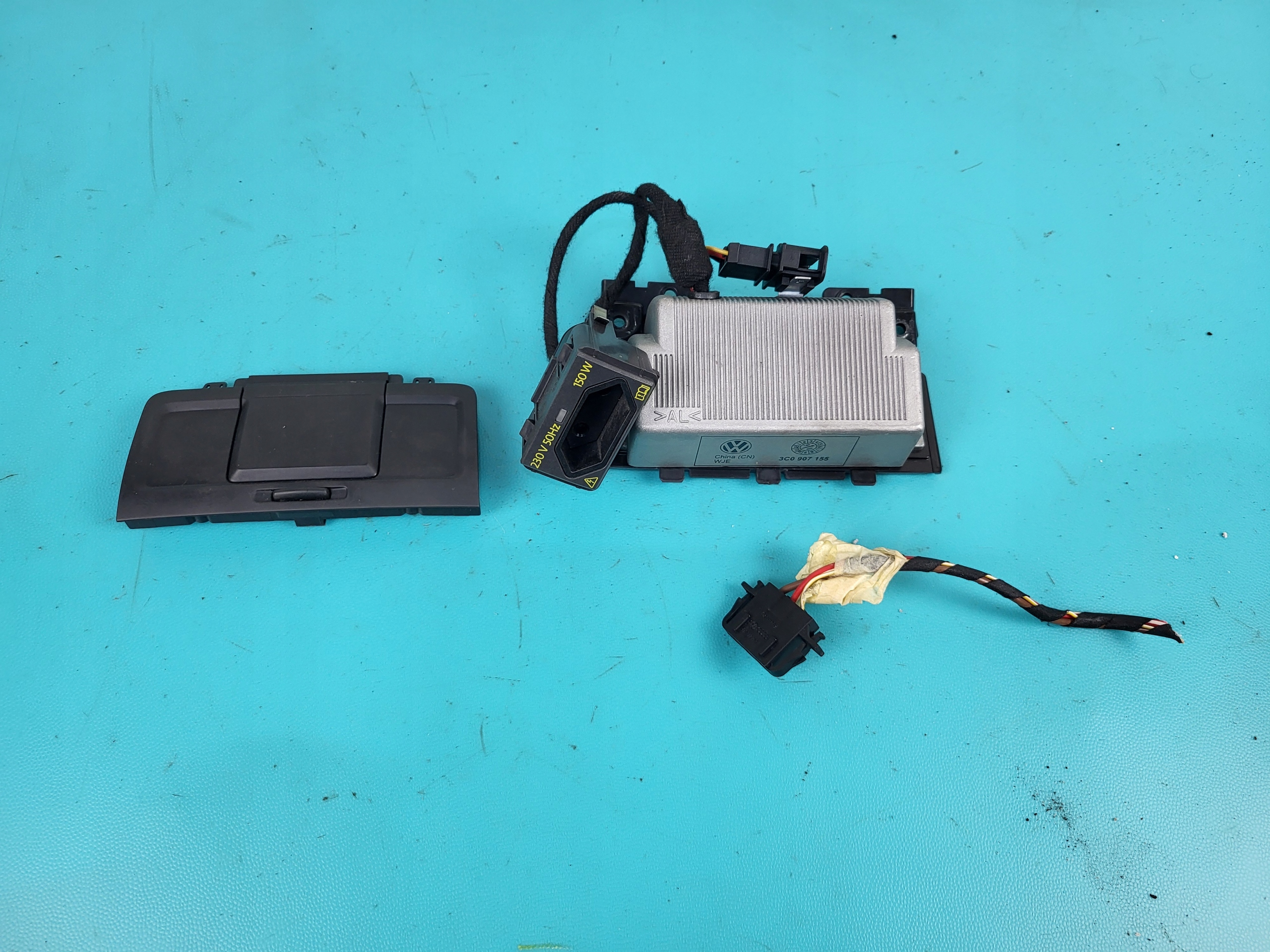 VW PASSAT B6 06r PRZETWORNICA NAPIĘCIA GNIAZDO 230 V