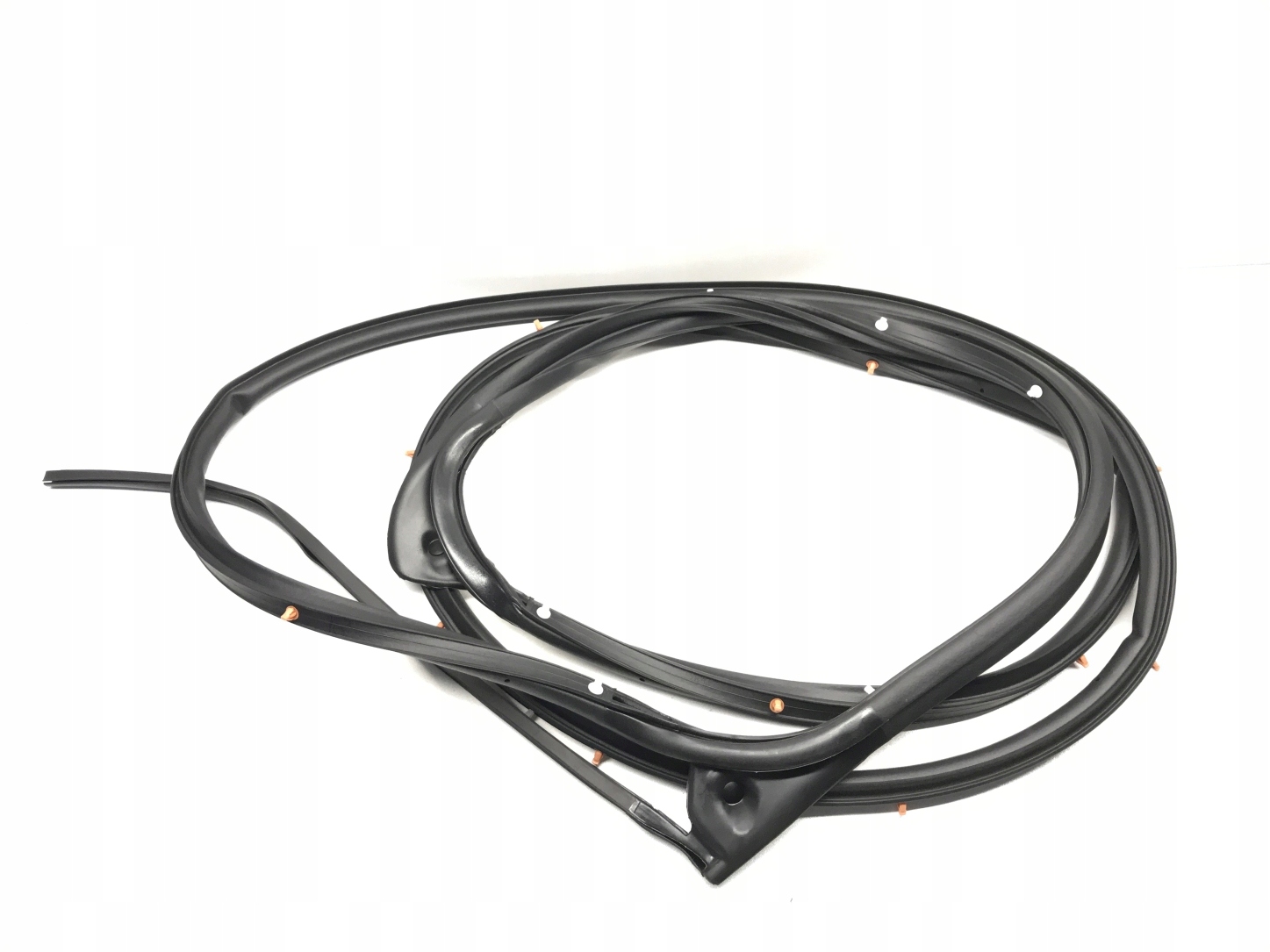 5755A321 - MITSUBISHI L200 15-уплотнитель двери правый задний