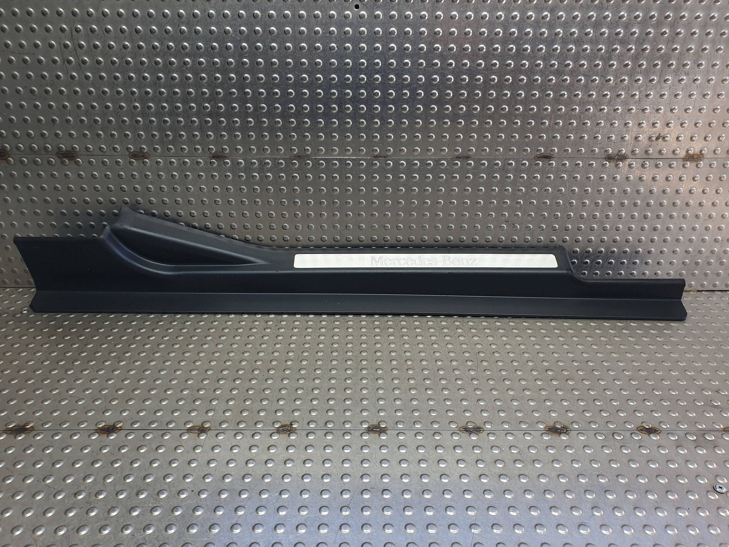 lišta prahová pravý předek A2036800835 MERCEDES W203