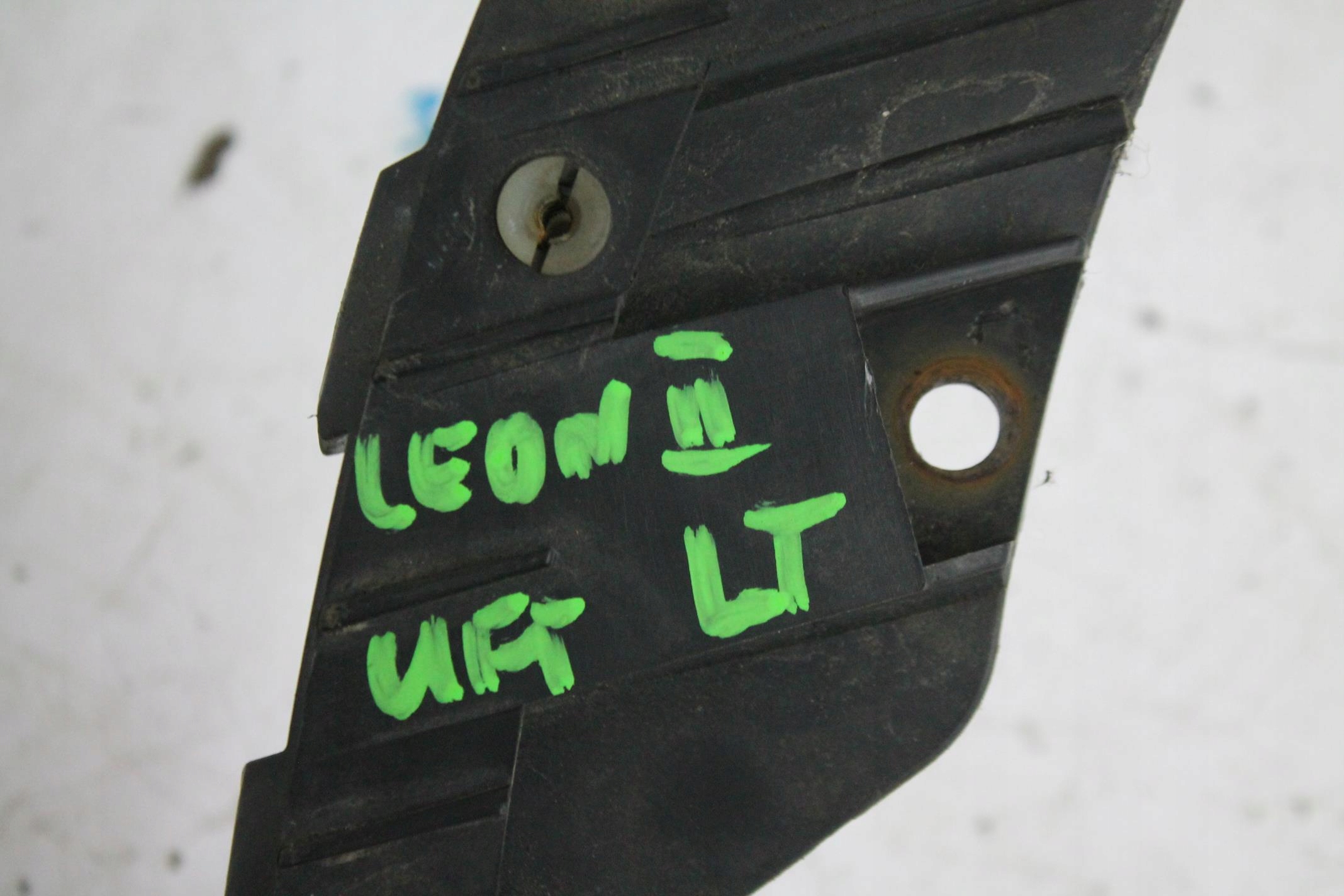 bumper bracket left rear part 1P0807377 SAT LEON II LIFT