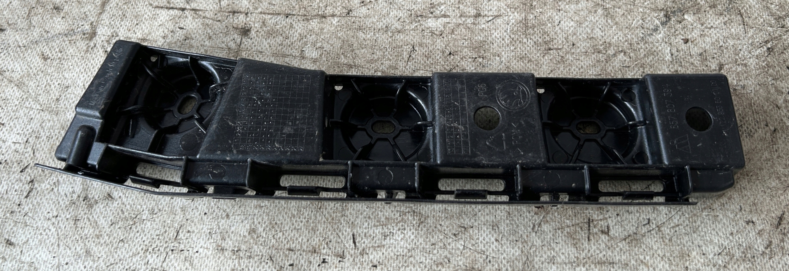 bumper bracket right rear part SKODA SCALA 657807394