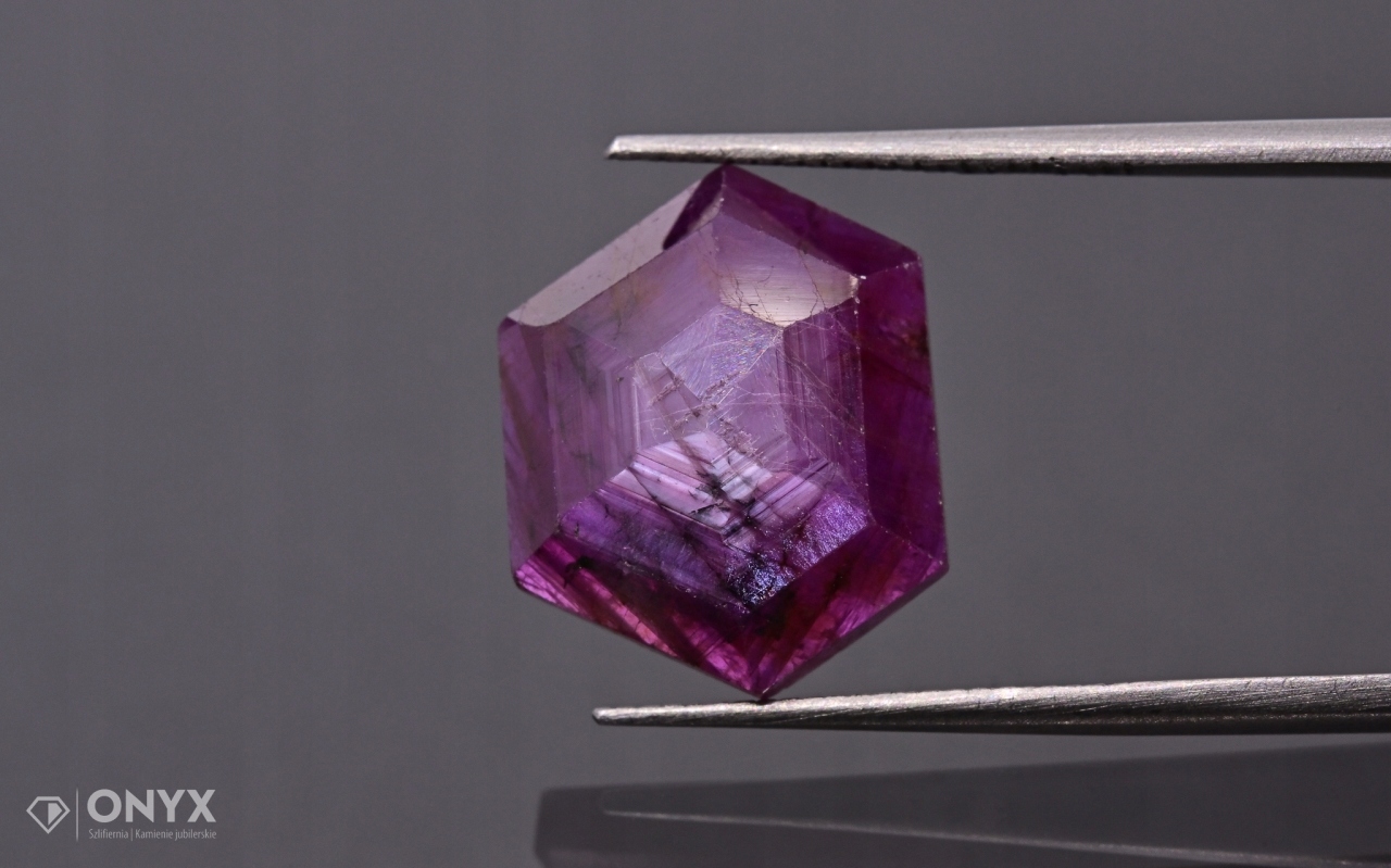 Rubín fazetovaná rozeta nepravidelná 14x11 mm