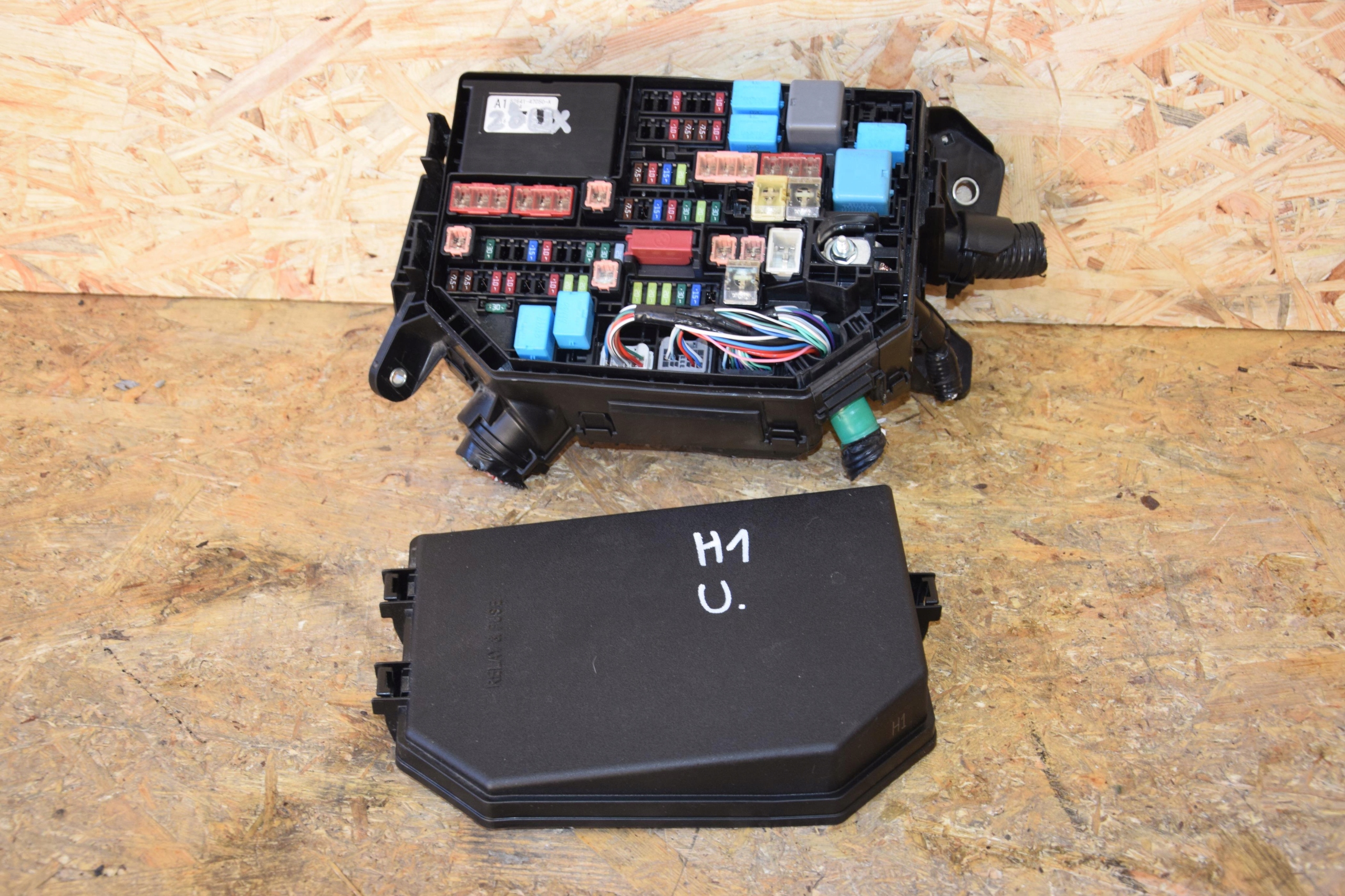 SKRZYNKA OBUDOWA BEZPIECZNIKÓW LEXUS UX 250h HYBRY