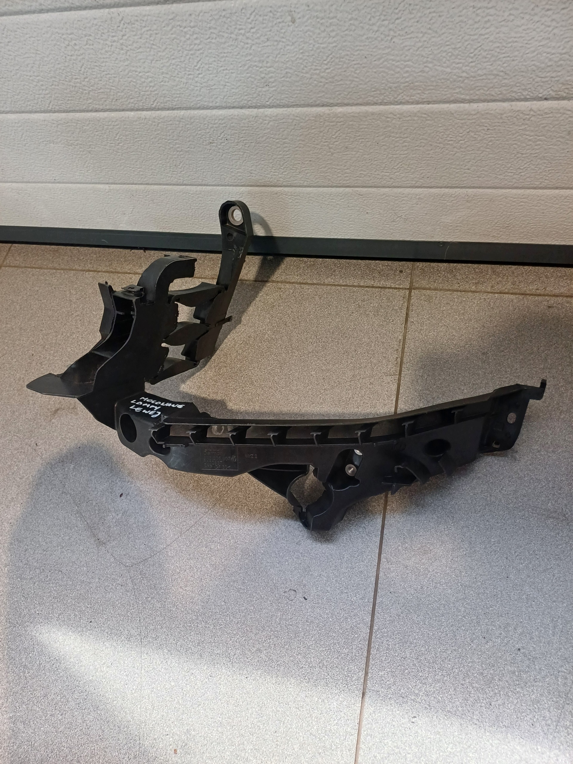 support étrier feux gauche avant AUDI A4 B8 8K0805607C