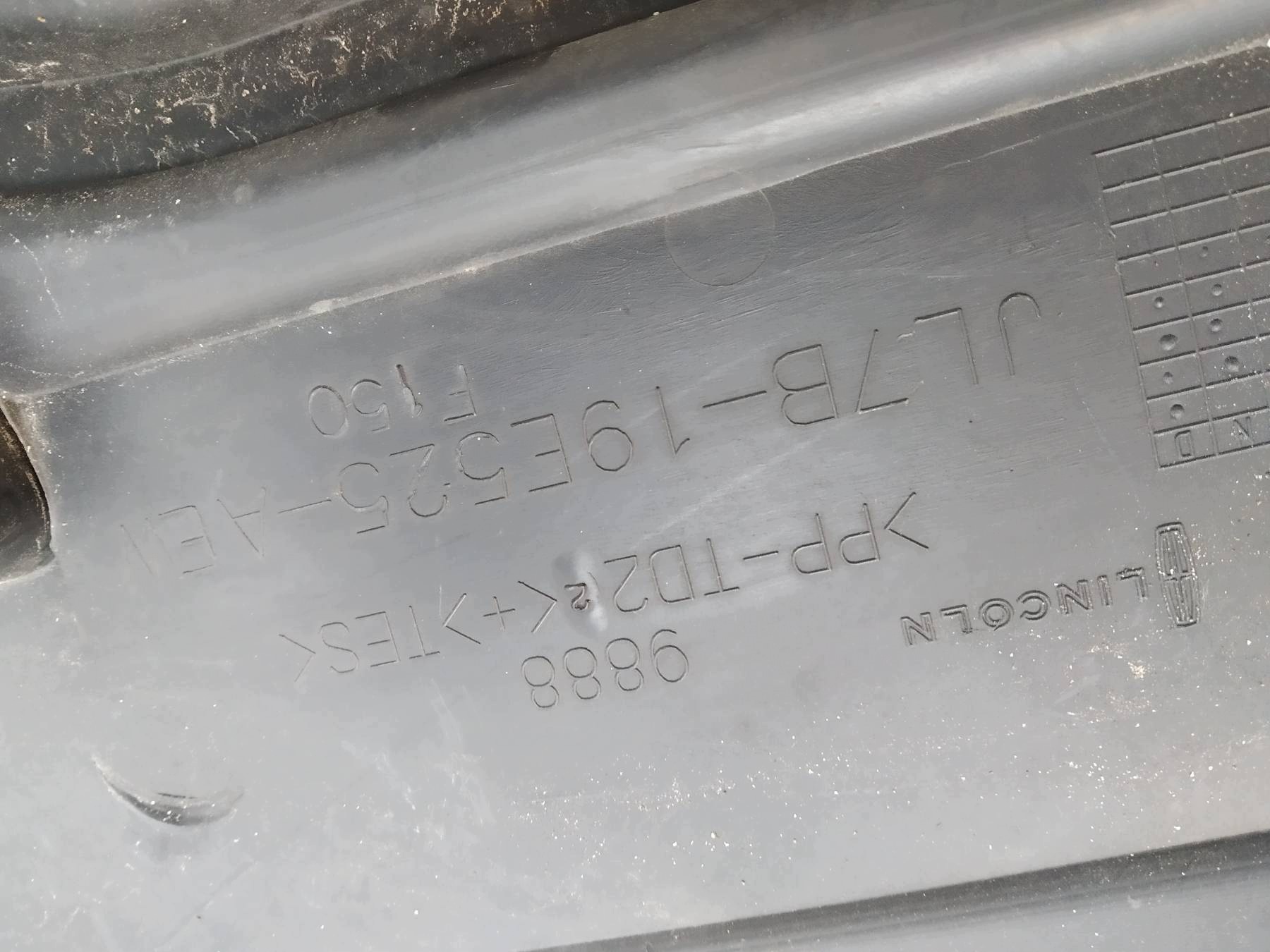 kryt horn stěny předního JL7B19E525AEW Lincoln Navigator IV
