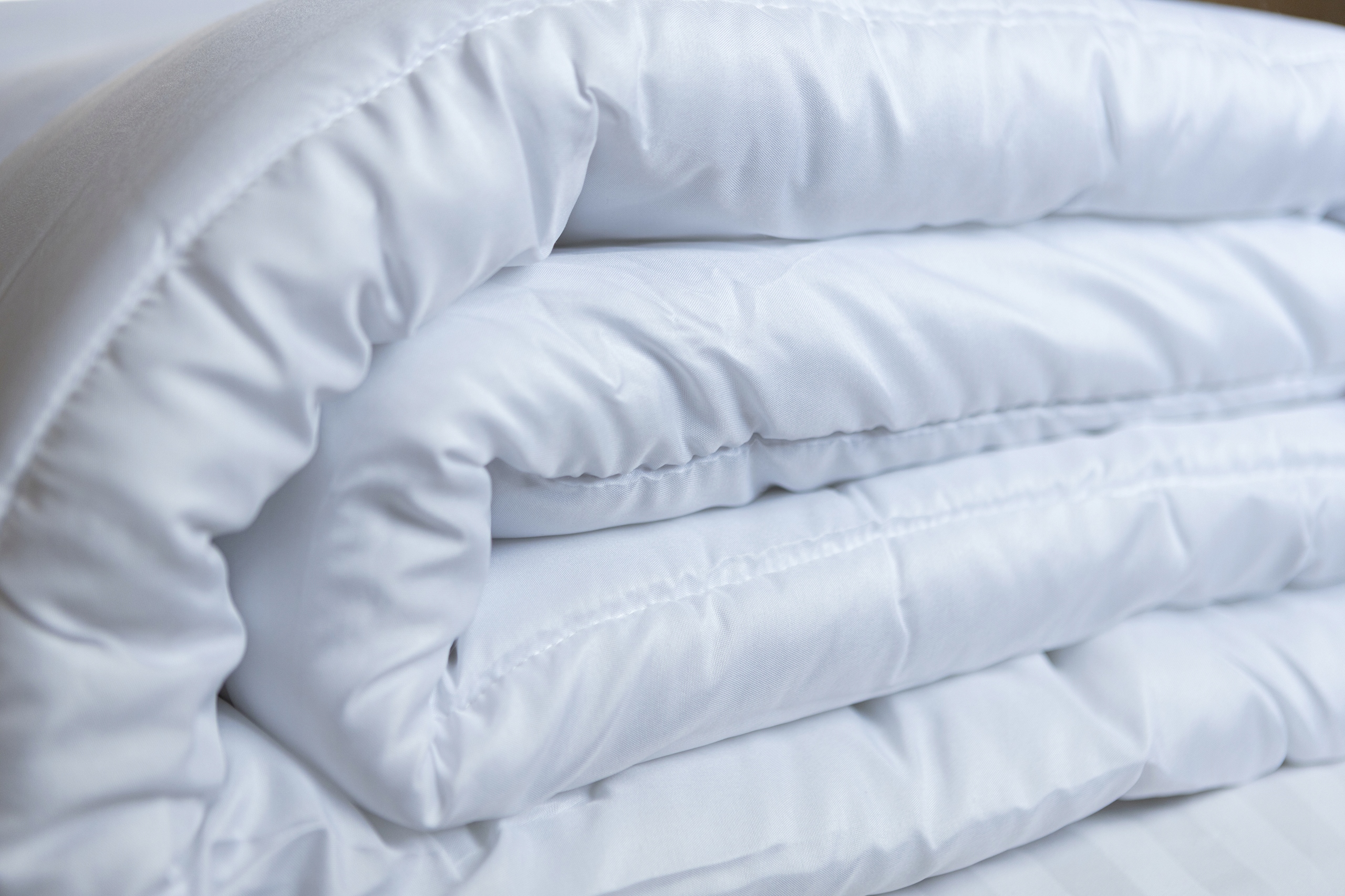 Antialergická Celoroční Přikrývka MrTowel 200x200 cm 400 g/m2 Pevná a měkká