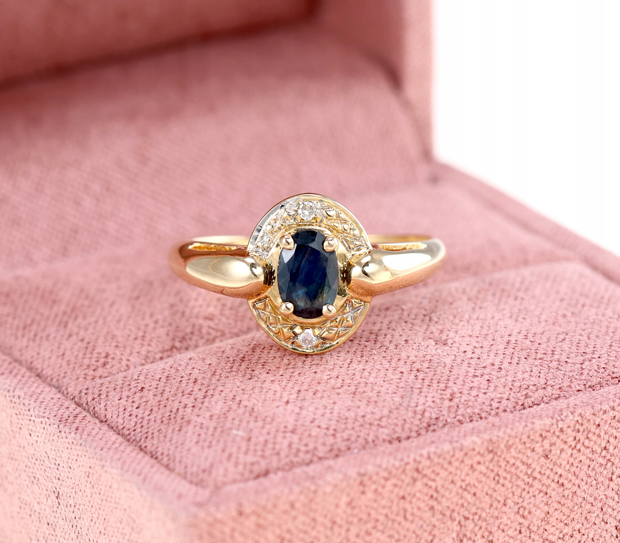 ZŁOTY 18K PIERŚCIONEK Z NIEBIESKIM SZAFIREM I DIAMENTAMI