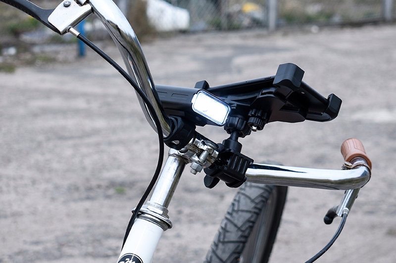 WODOODPORNA LATARKA ROWEROWA WBUDOWANY POWERBANK Cechy dodatkowe klips do mocowania ładowanie USB wodoodporność