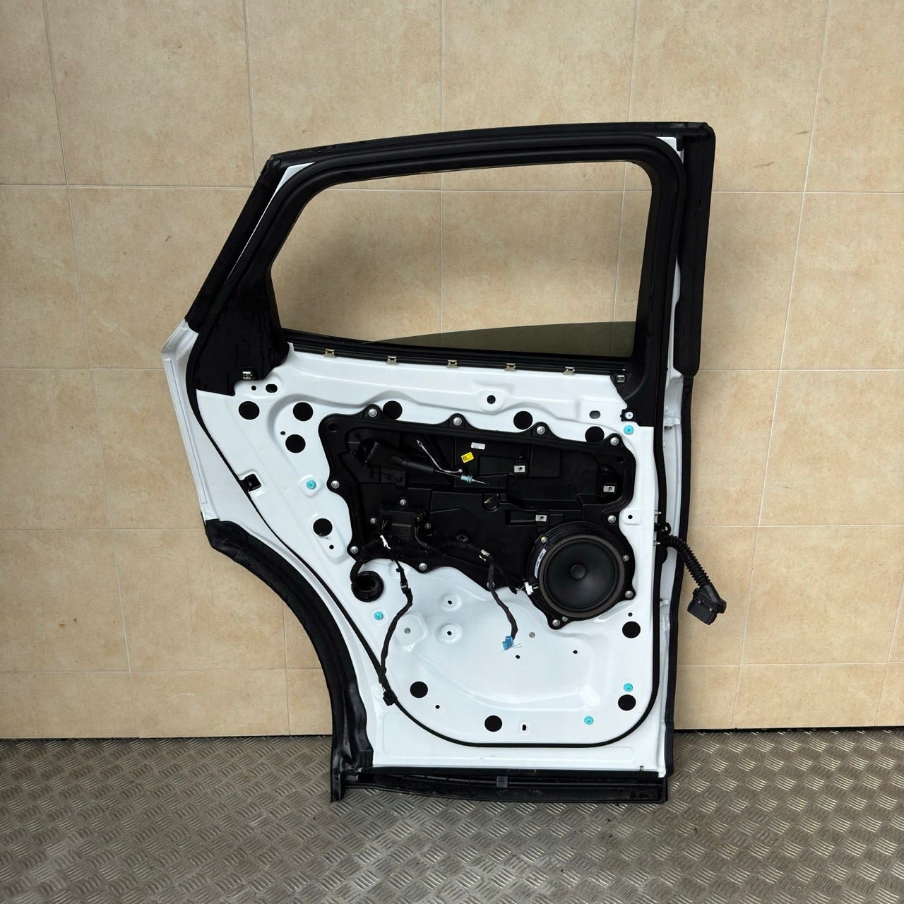 DOOR REAR. LEFT JAGUAR E-PACE 2023 ROK