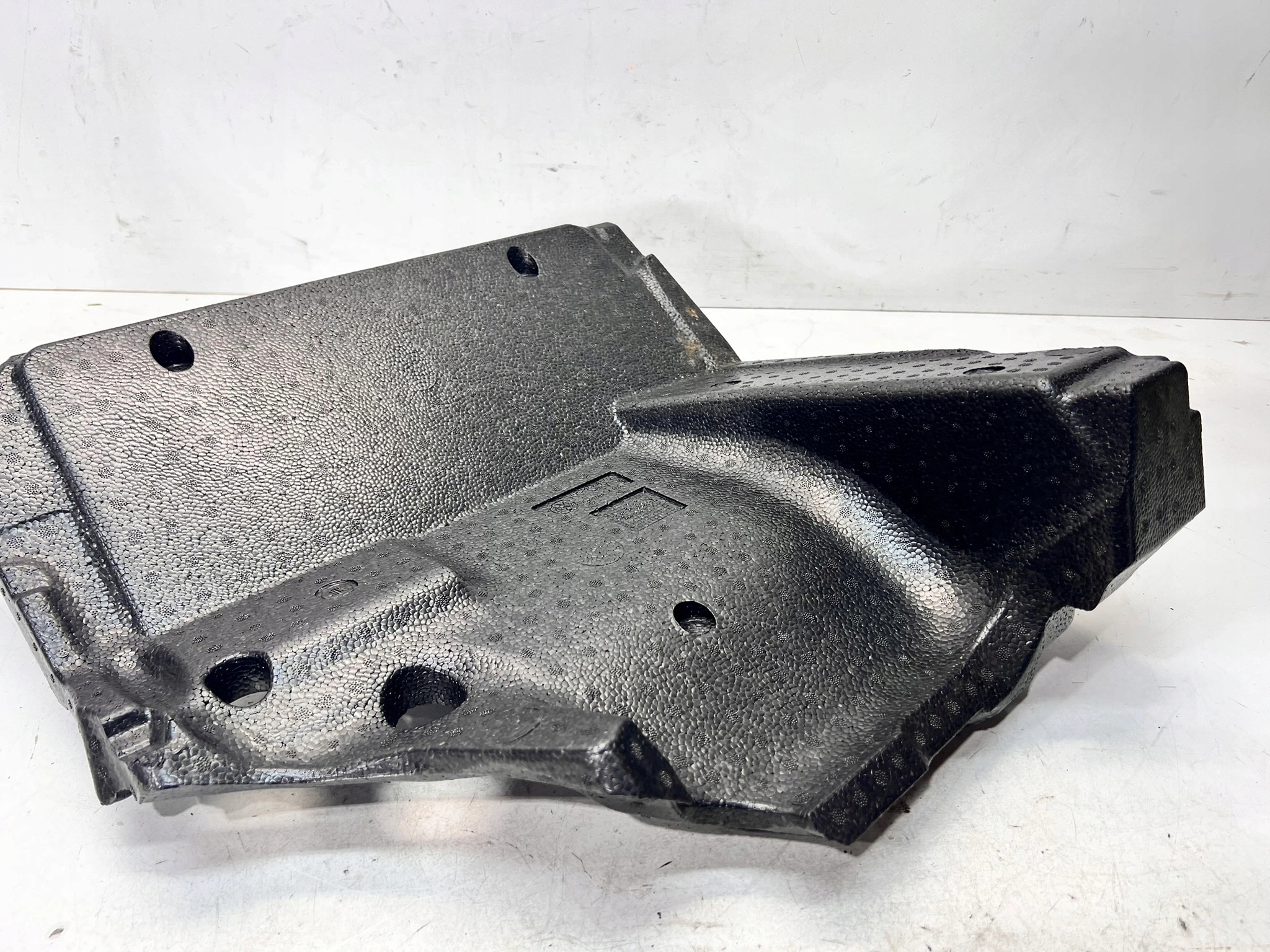 WKLAD polystirene below feet right AUDI Q4 E-TRON 10C864417B