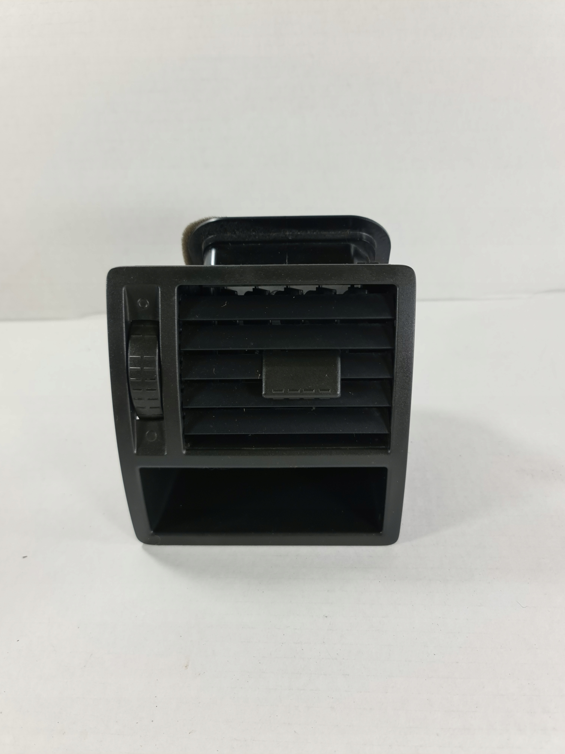 T5 7H вентиляционная решетка правая 7H1819204A