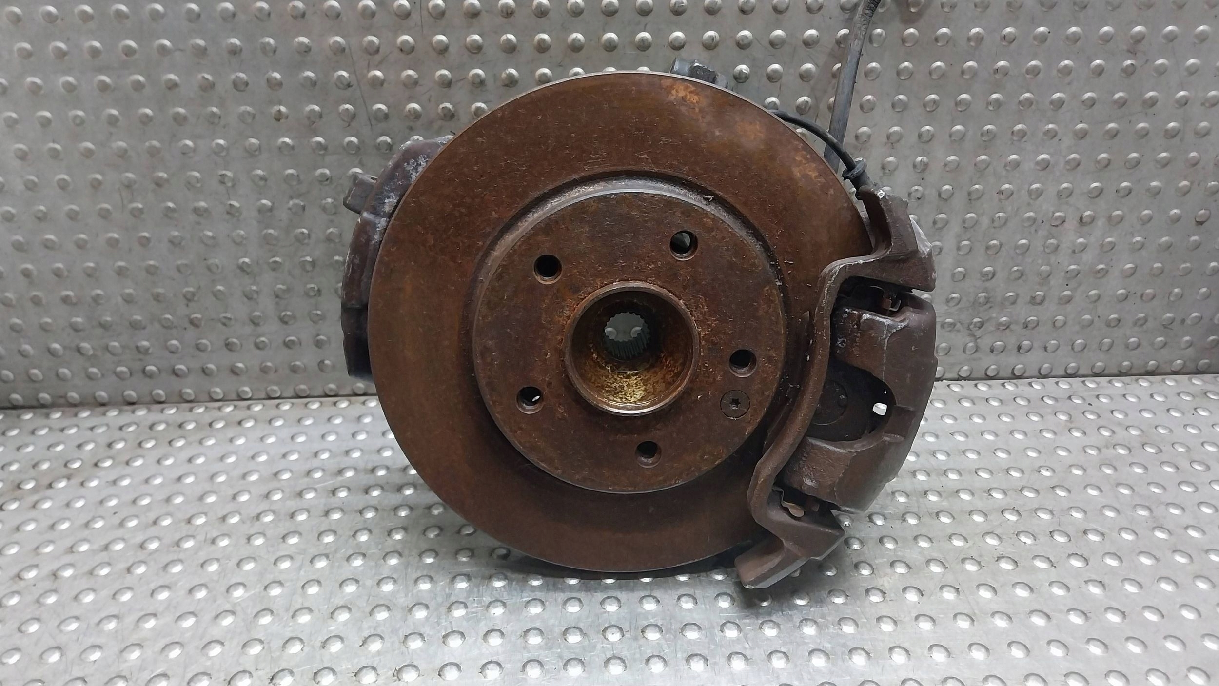 otoč čepu třmen levý předek 6814 MERCEDES A W168