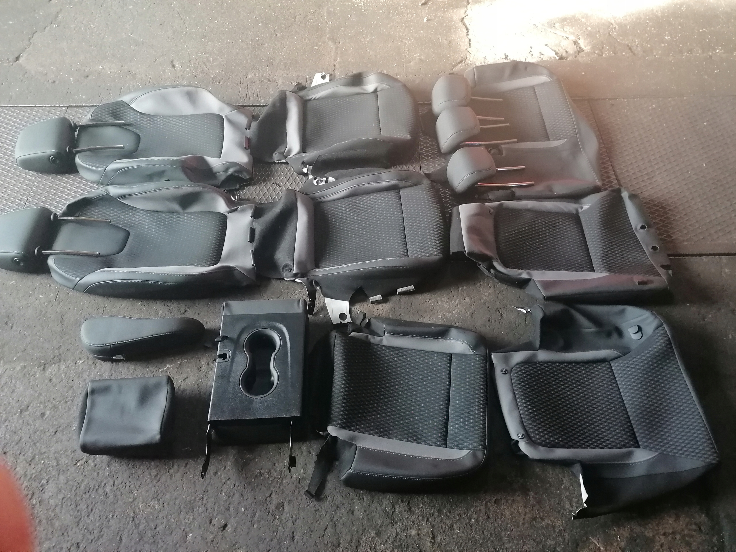 25 TAPICERKA FOTELA KANAPY OPEL CROSSLAND X Producent części Opel OE