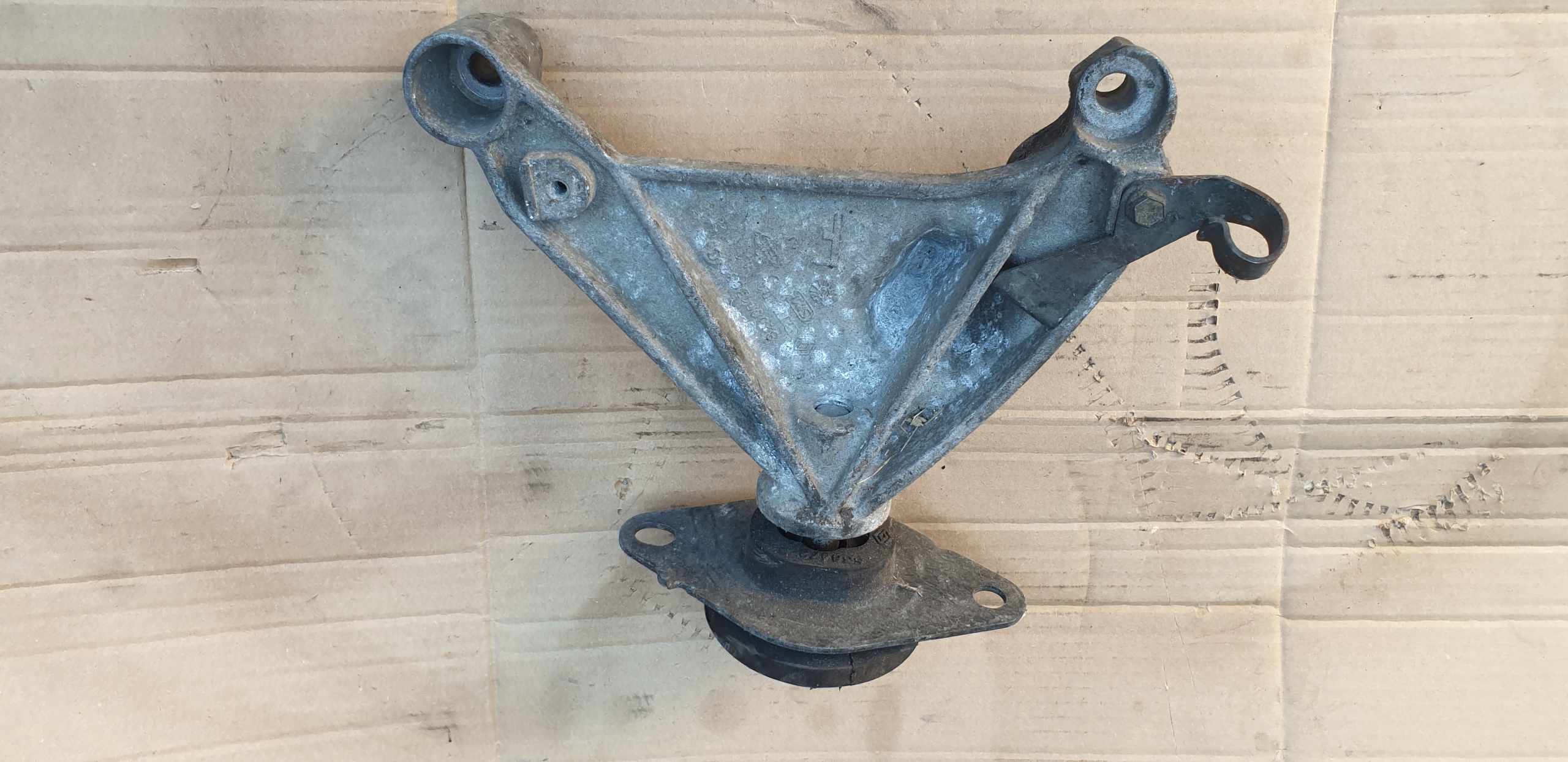 Getriebehalter RENAULT LAGUNA 1.9 DCI 8200013682