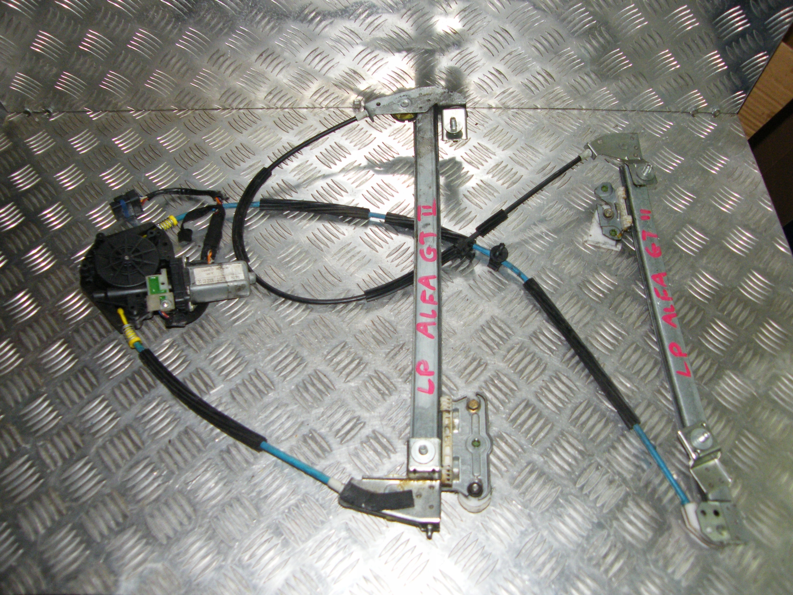 PODNOSNIK MECHANIZM SILNICZEK SZYBY LEWY PRZÓD ALFA ROMEO GT II