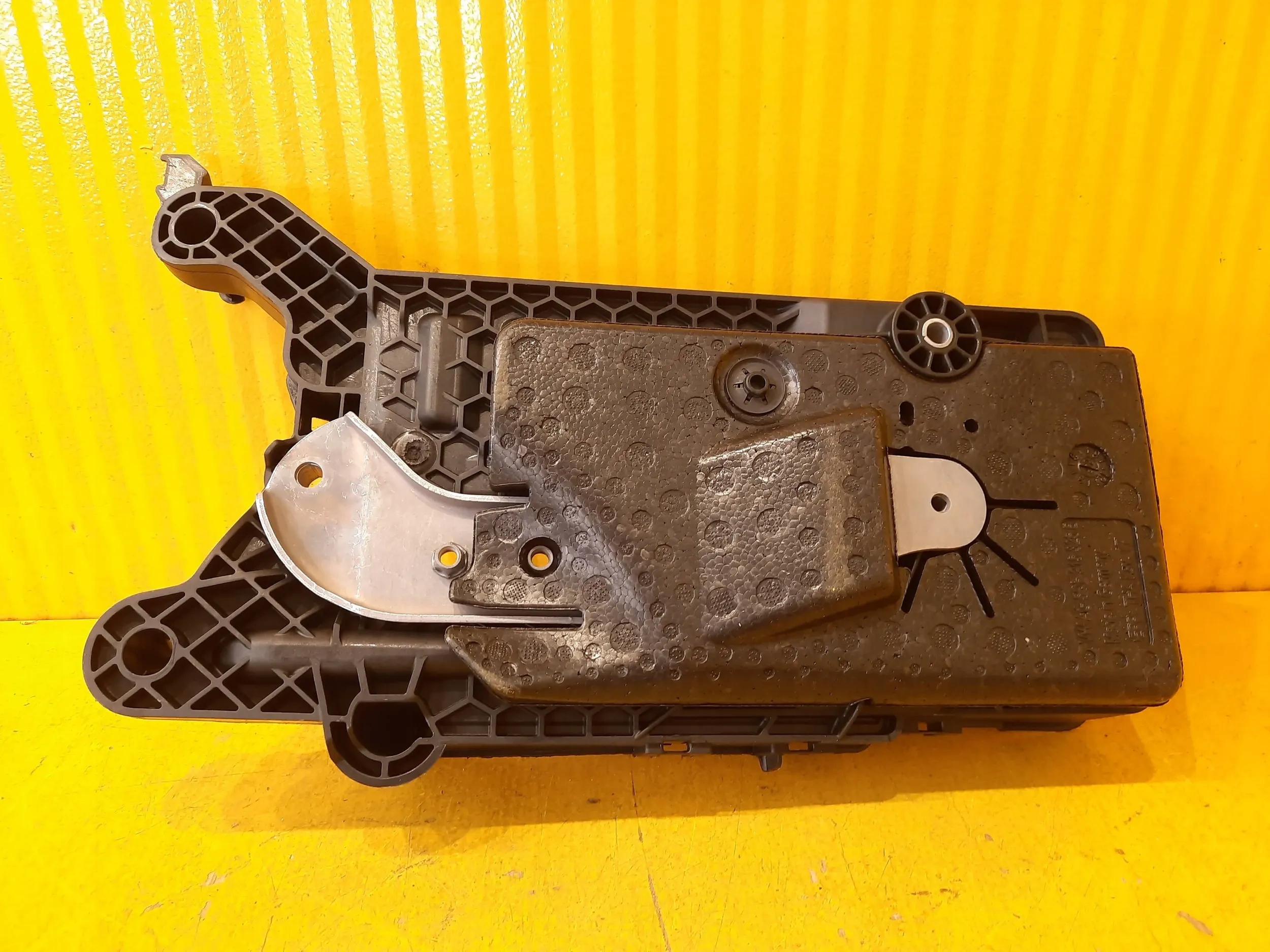 Skoda Kodiaq PODSTAWA AKUMULATORA 5QF915331C Producent części Volkswagen