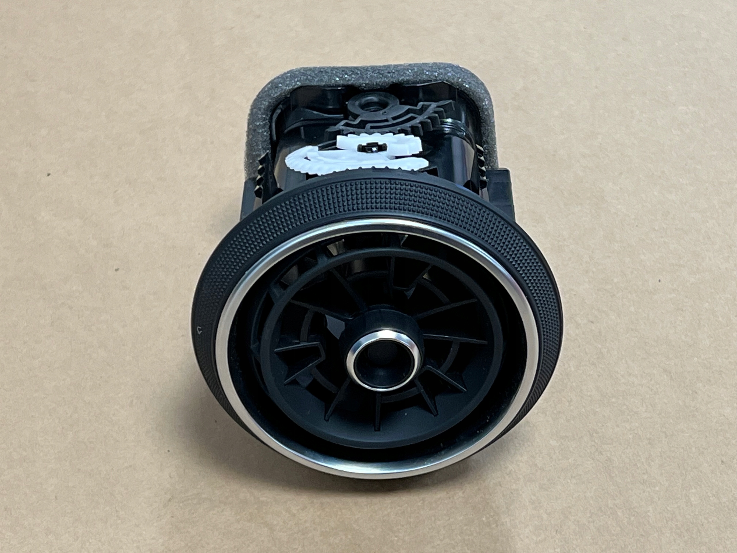 Audi Q2 воздухозаборник жалюзи потока воздуха 81A820901E