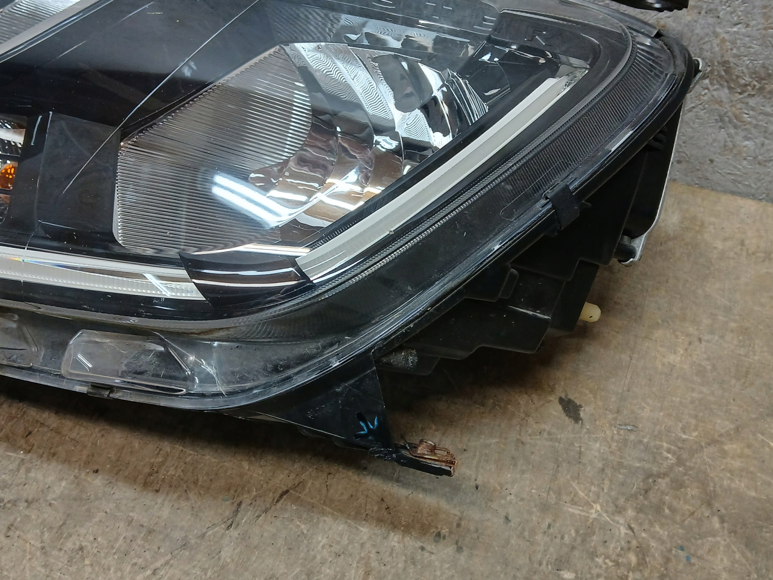 light front left DACIA DUSTER II 2 18- LED 260609367R